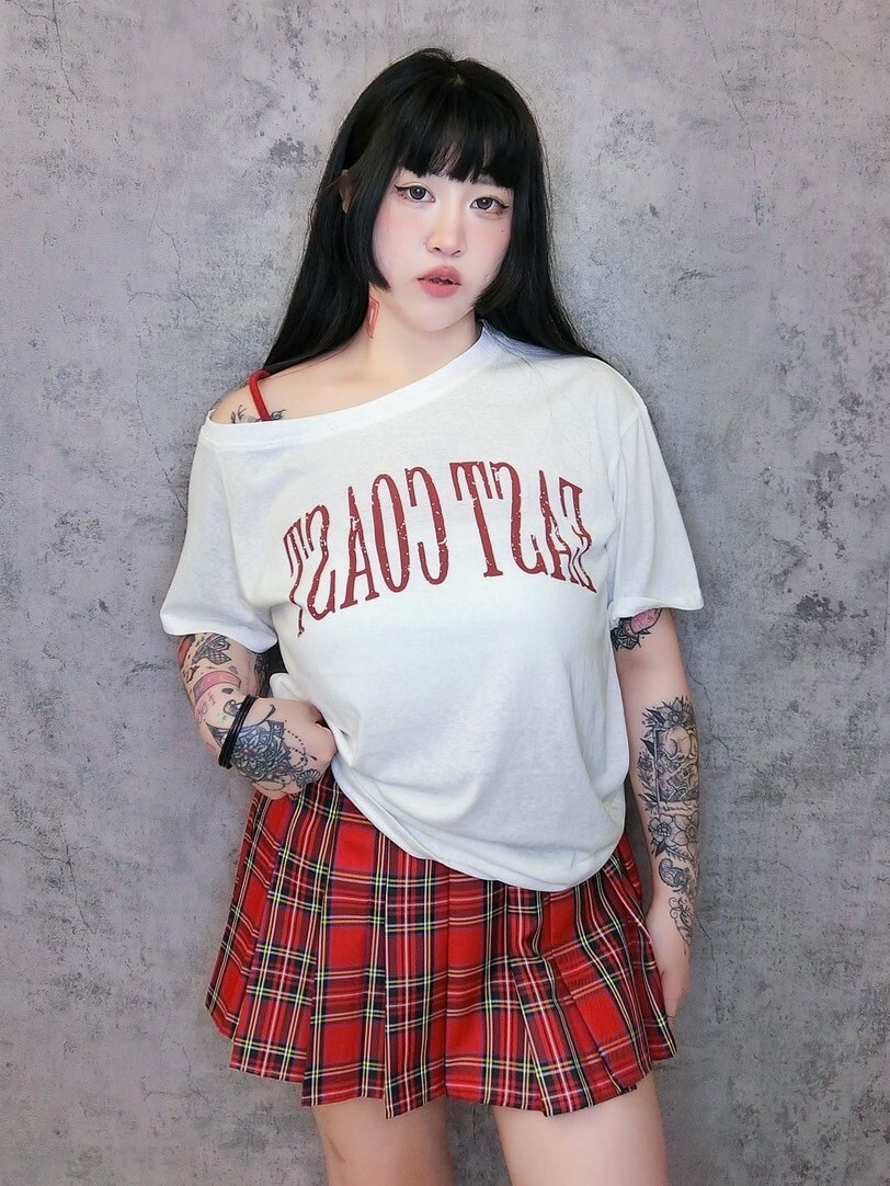 英文字斜肩撞色涼感T