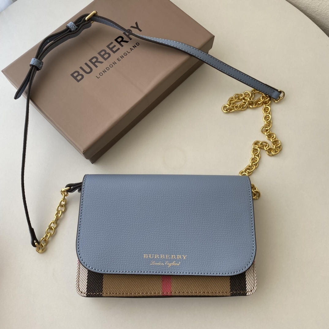Burberry 格紋皮背帶包