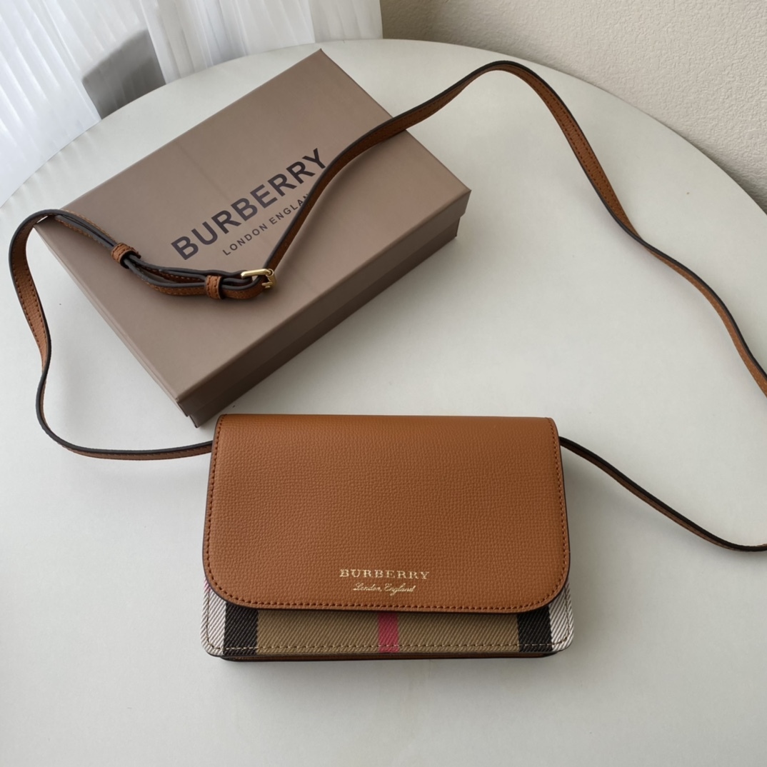 Burberry 格紋皮背帶包
