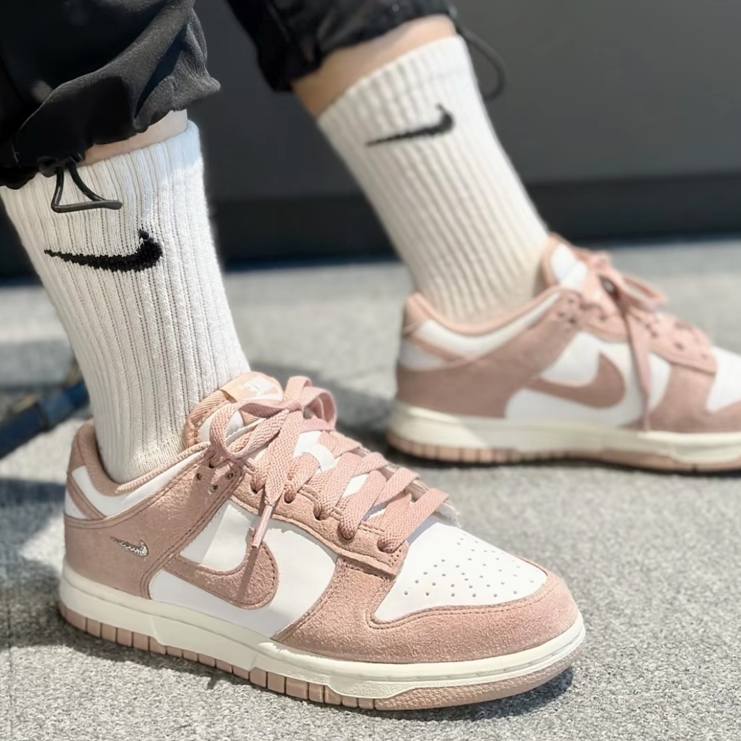 NIKE W DUNK LOW 玫瑰粉 白粉 麂皮 金屬小勾 女鞋 IB4417-102