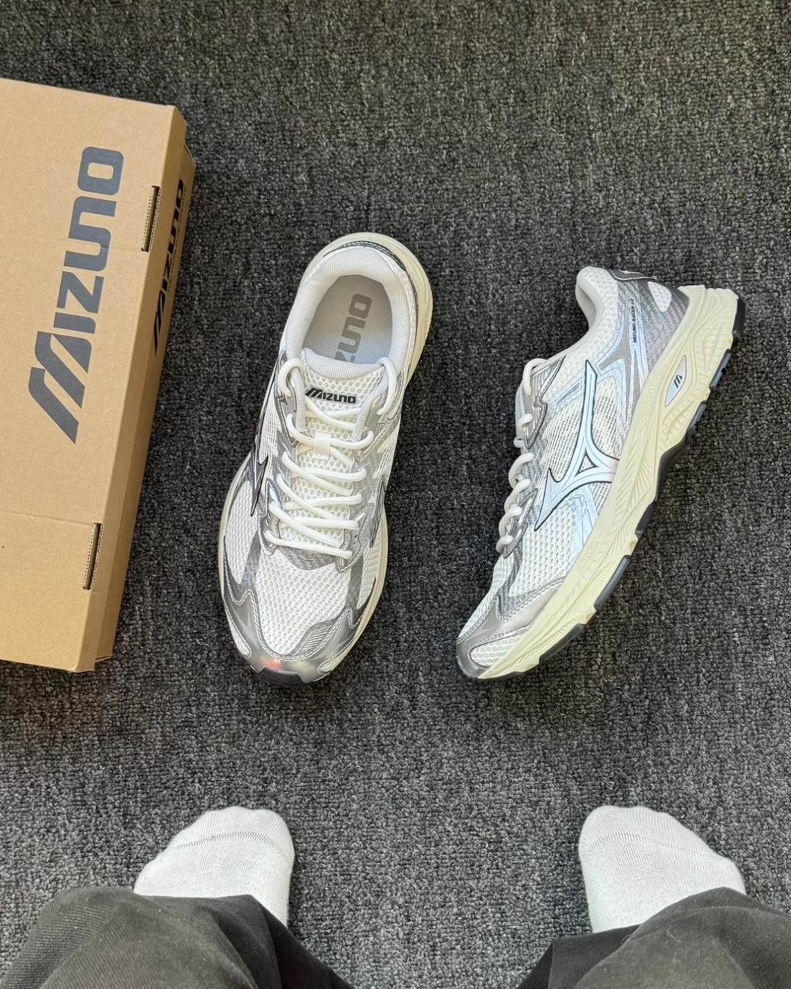 【現貨】Mizuno Racer V2 復古 緩震 透氣 奶油銀