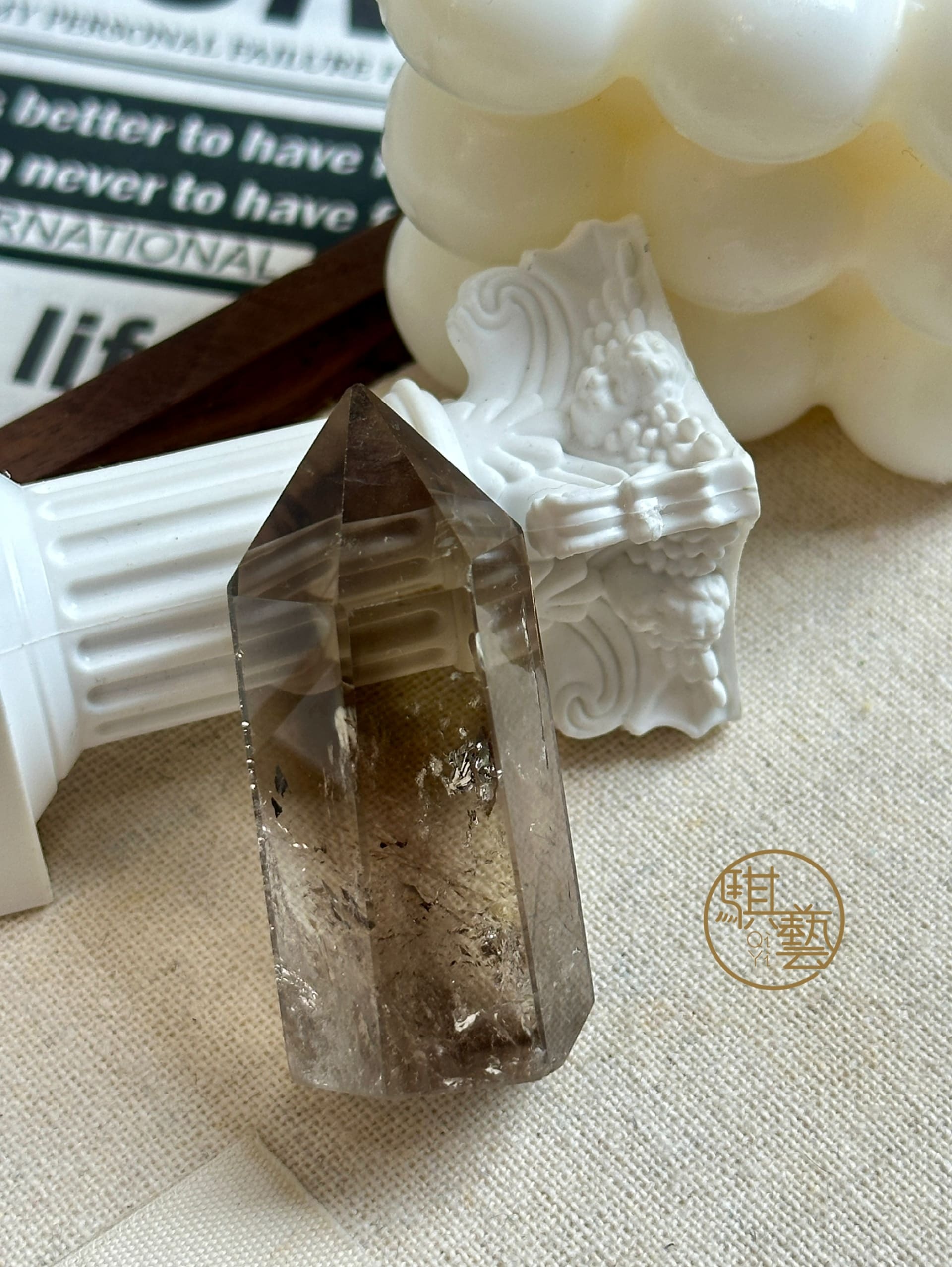 茶水晶柱｜穩定心神與避邪鎮煞的沉穩之石