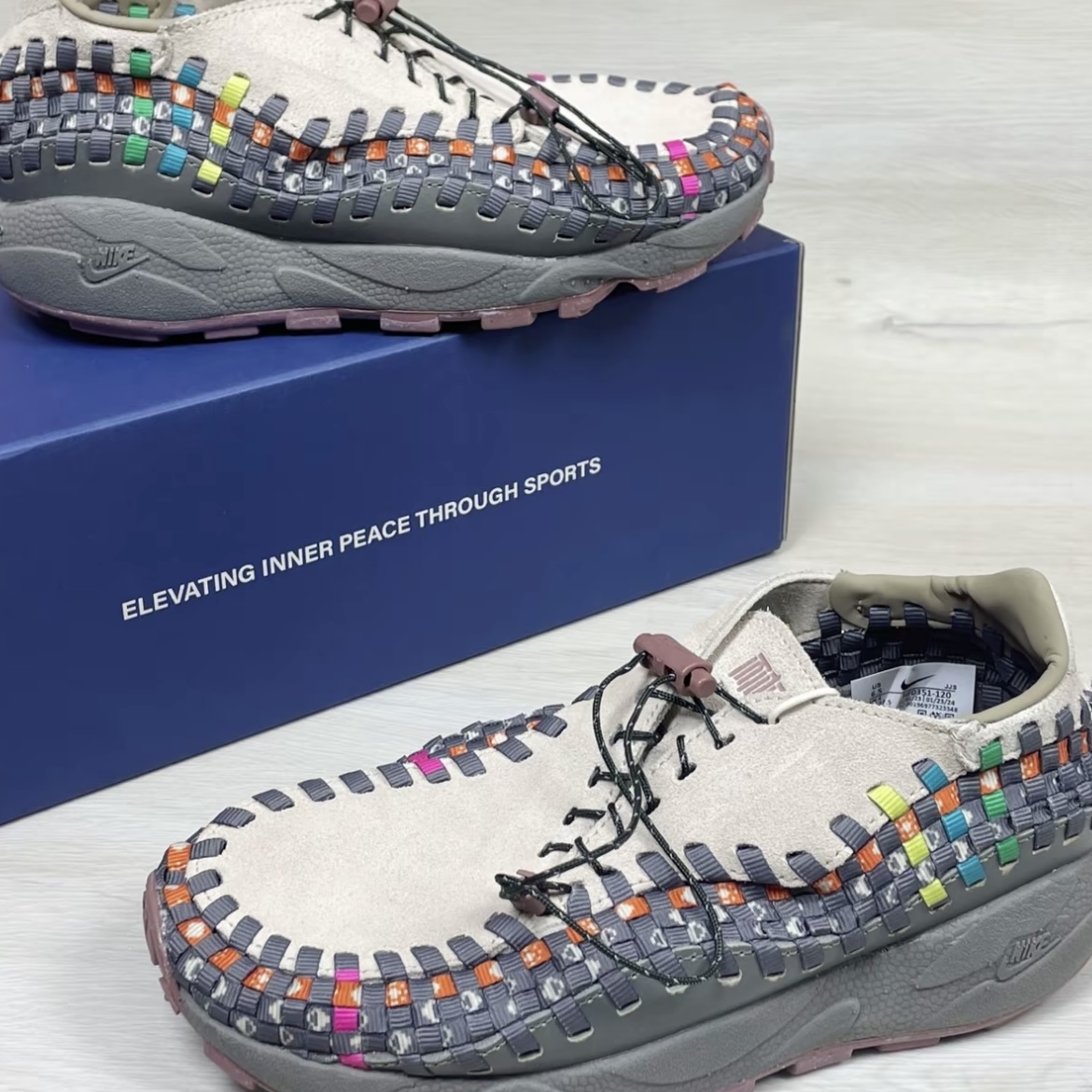 NIKE AIR FOOTSCAPE WOZEN 灰底米灰 彩色橘 編織鞋 麂皮 HF0351-120