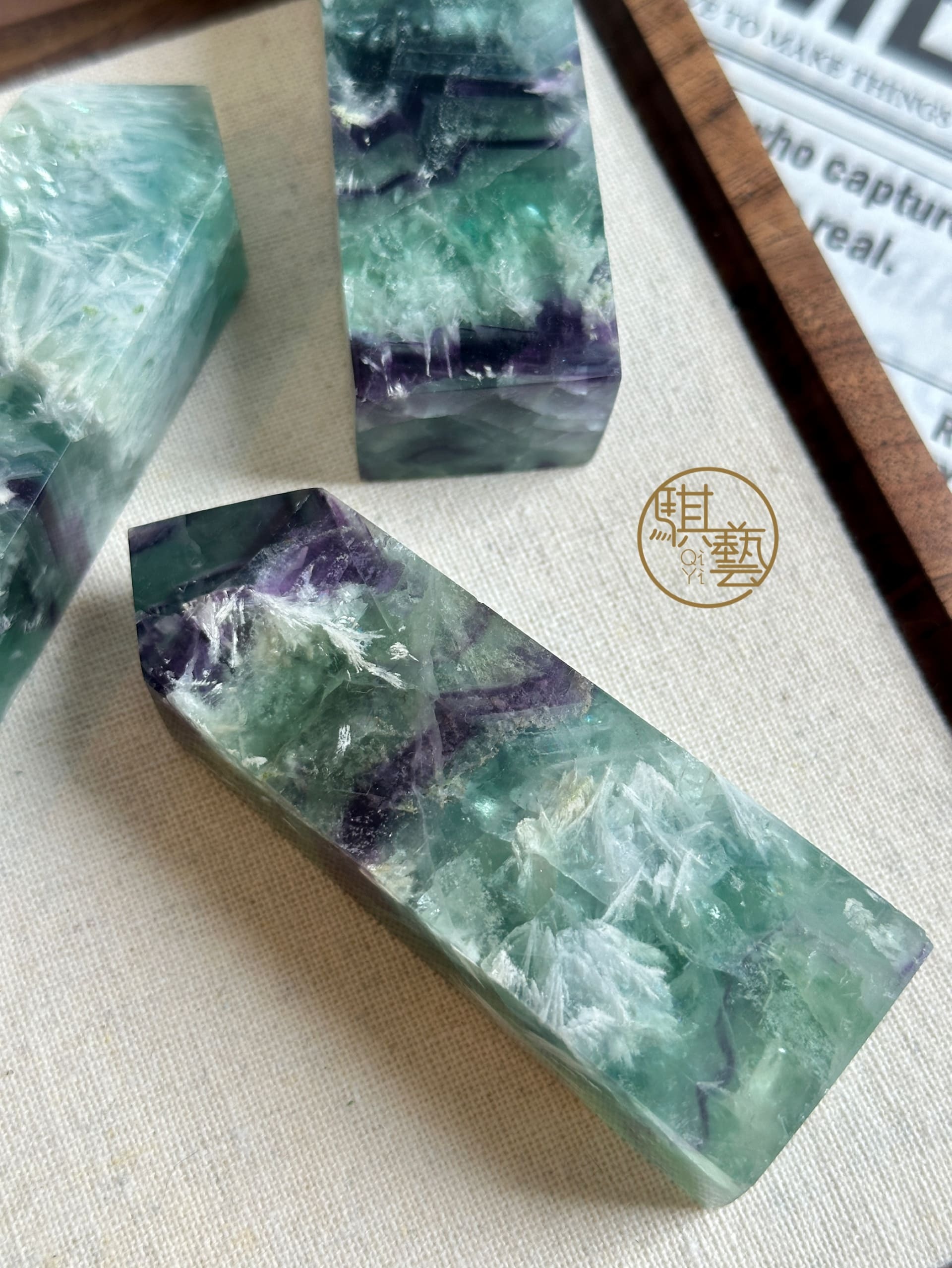 羽毛螢石柱｜夢幻羽絲紋理・釋放壓力與清理思緒