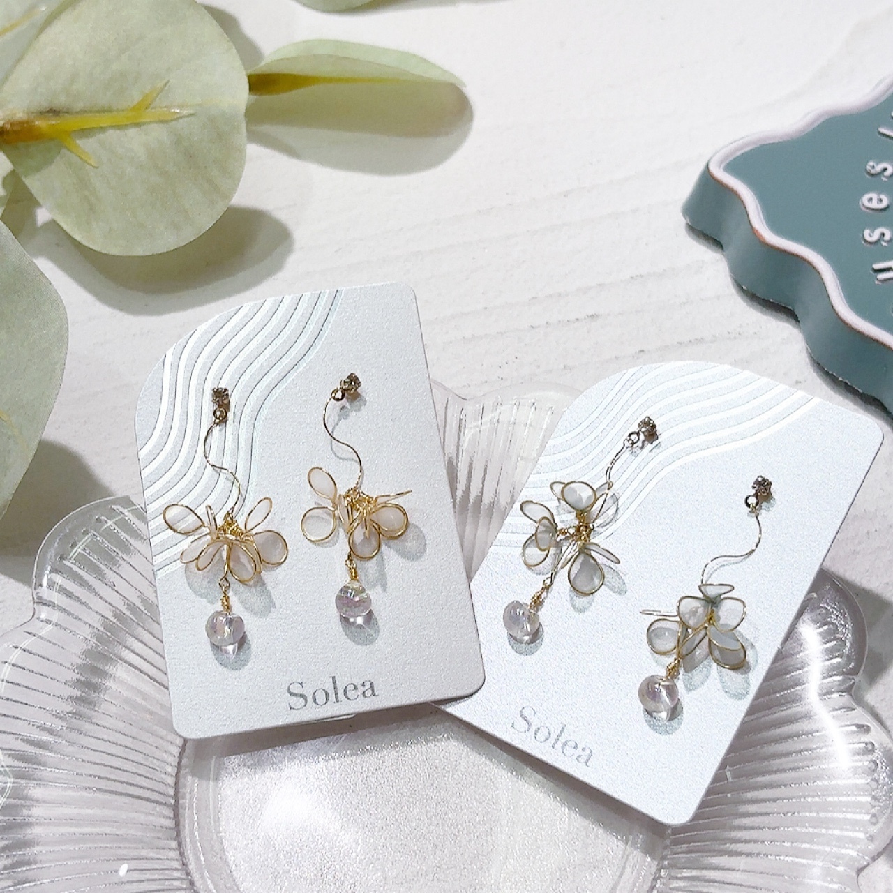 透明感花形彩珠耳環