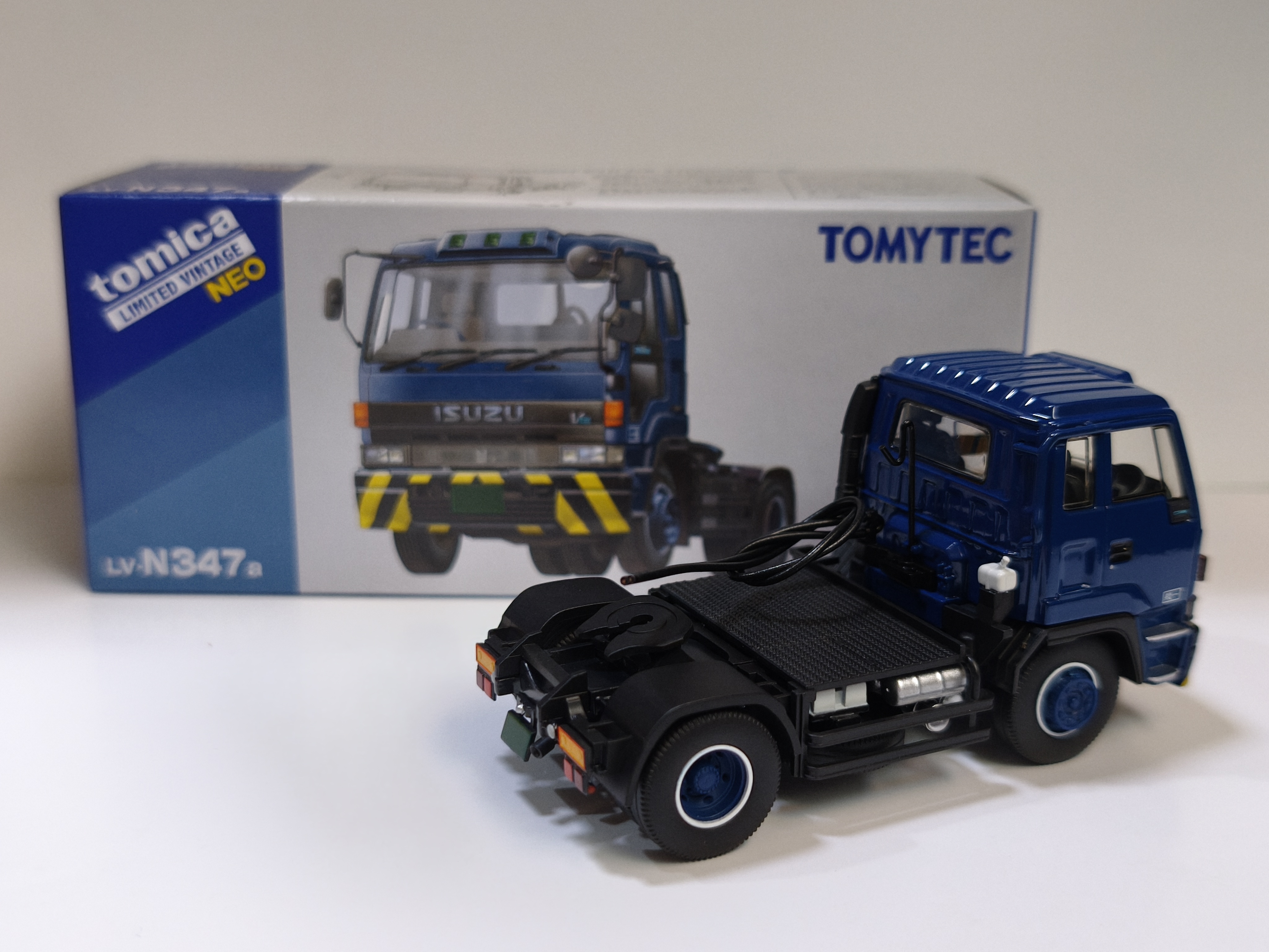 Tomytec 1/64 LV-N347a Isuzu 810EX Tractor Head (Navy)