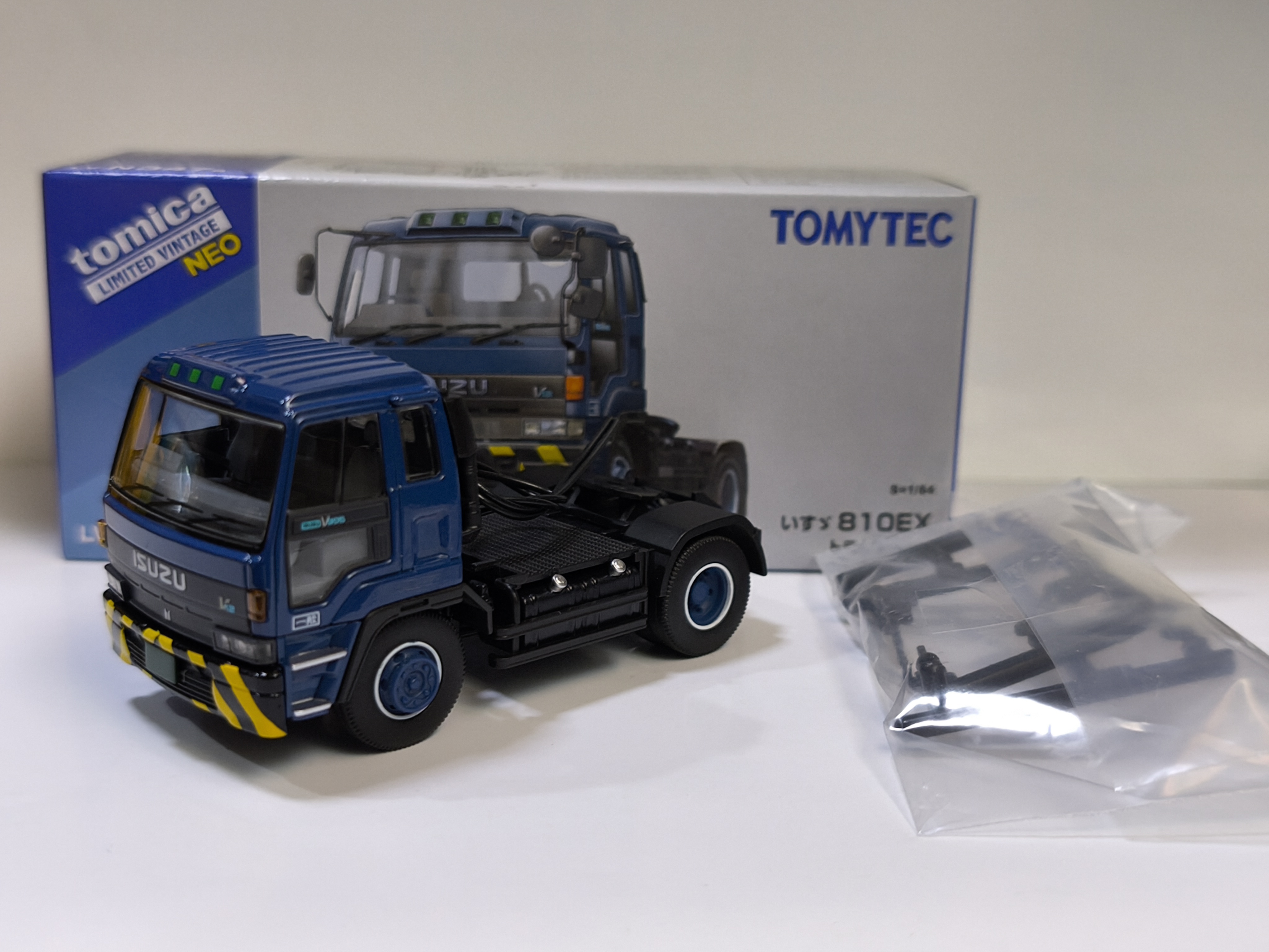 Tomytec 1/64 LV-N347a Isuzu 810EX Tractor Head (Navy)