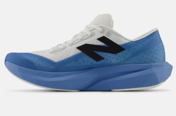 New Balance 男款 FuelCell Rebel v4 慢跑鞋｜輕量高回彈 路跑運動鞋 藍白（JUN25）