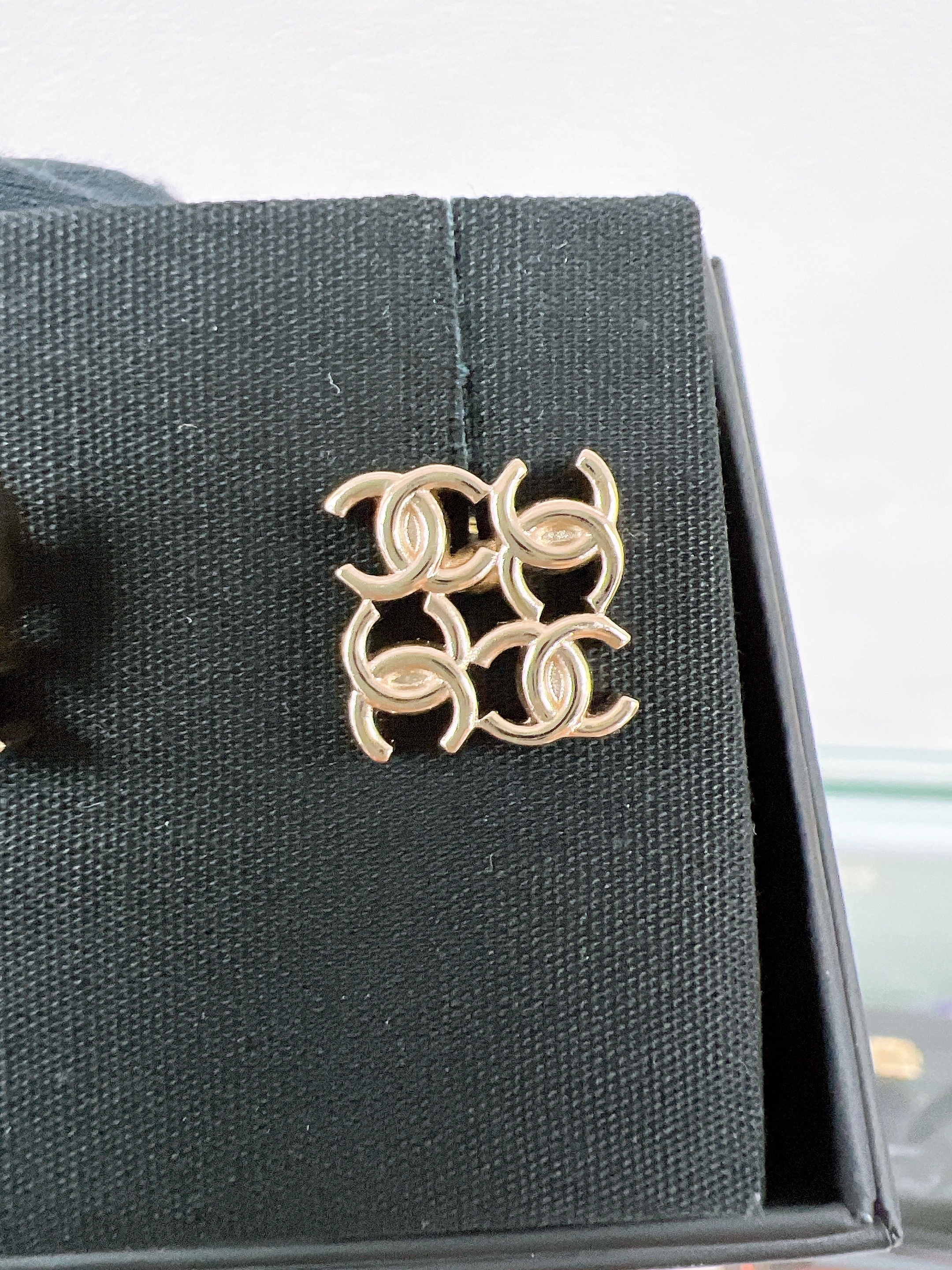 Chanel 4 logo earrings 24p