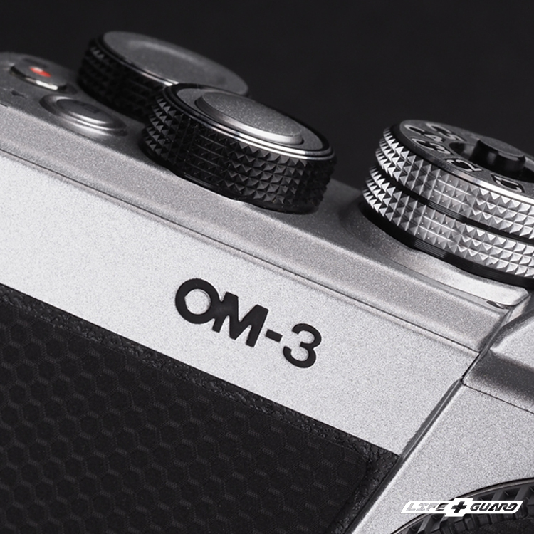 OM SYSTEM OM-3 緞面銀貼膜質感特寫，LIFE+GUARD 獨特設計風格