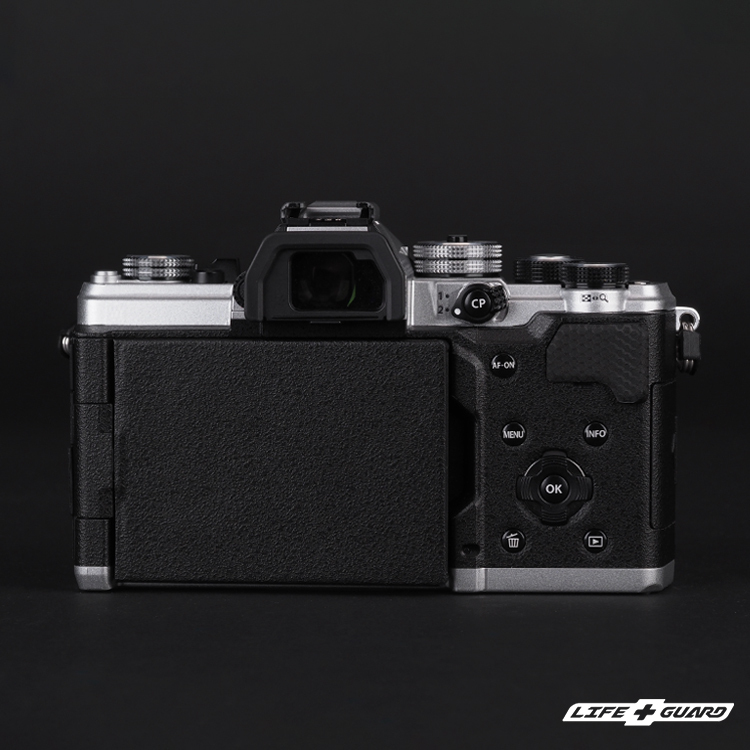 LIFE+GUARD 相機貼膜背面示意，適用 OM SYSTEM OM-3