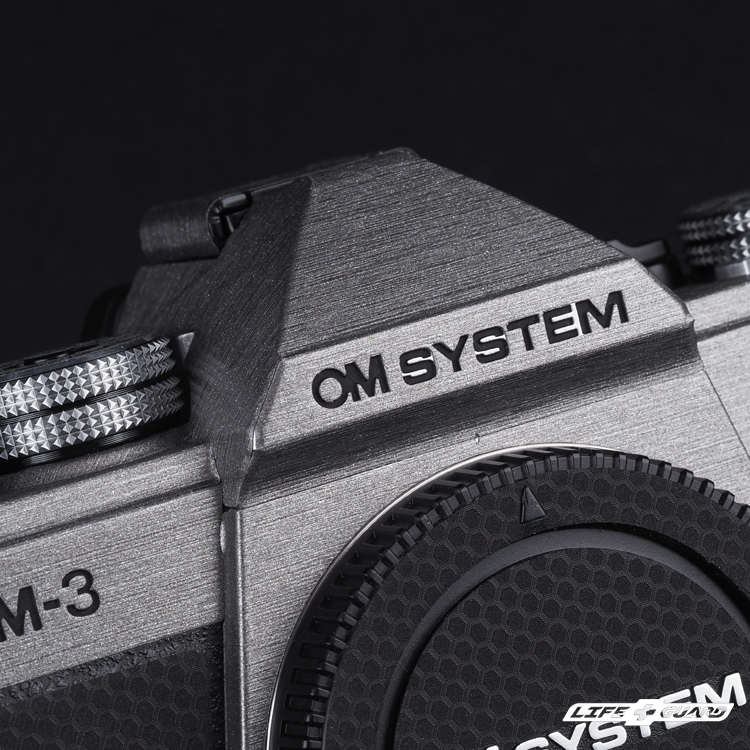 髮絲鈦貼膜質感特寫，LIFE+GUARD 設計風格