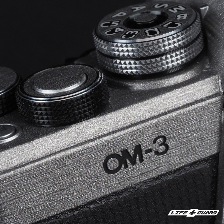LIFE+GUARD 相機貼膜安裝特寫圖，適用 OM SYSTEM OM-3