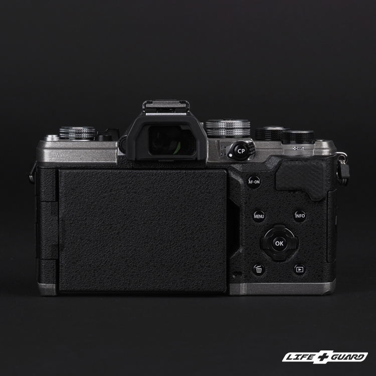 LIFE+GUARD 相機貼膜背面示意，適用 OM SYSTEM OM-3