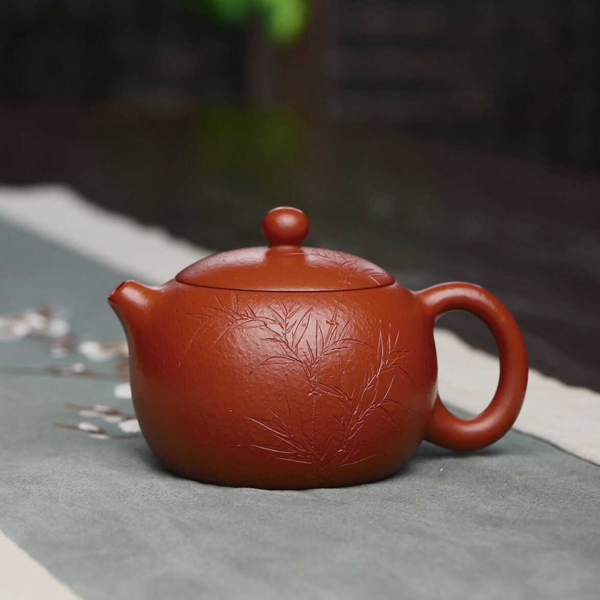 【西施壺】全手工製作，此壺有著渾圓的壺身，半圓的壺蓋，圓鈕，線條流暢，比例得當。