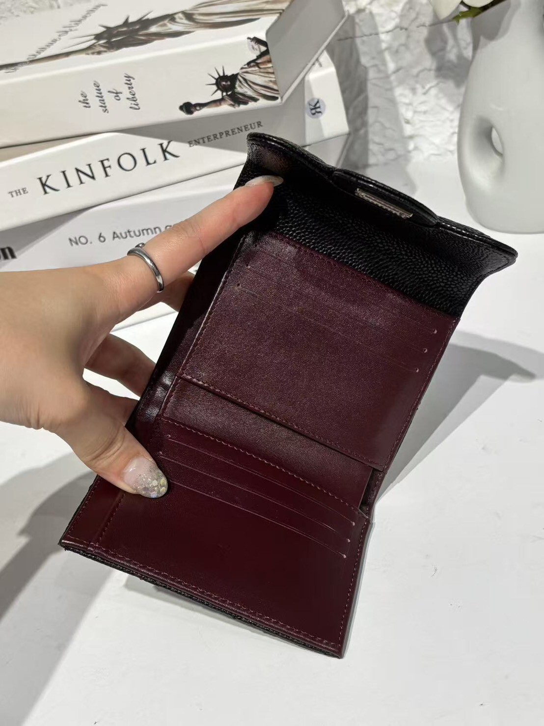 小香風菱格魚子醬短夾