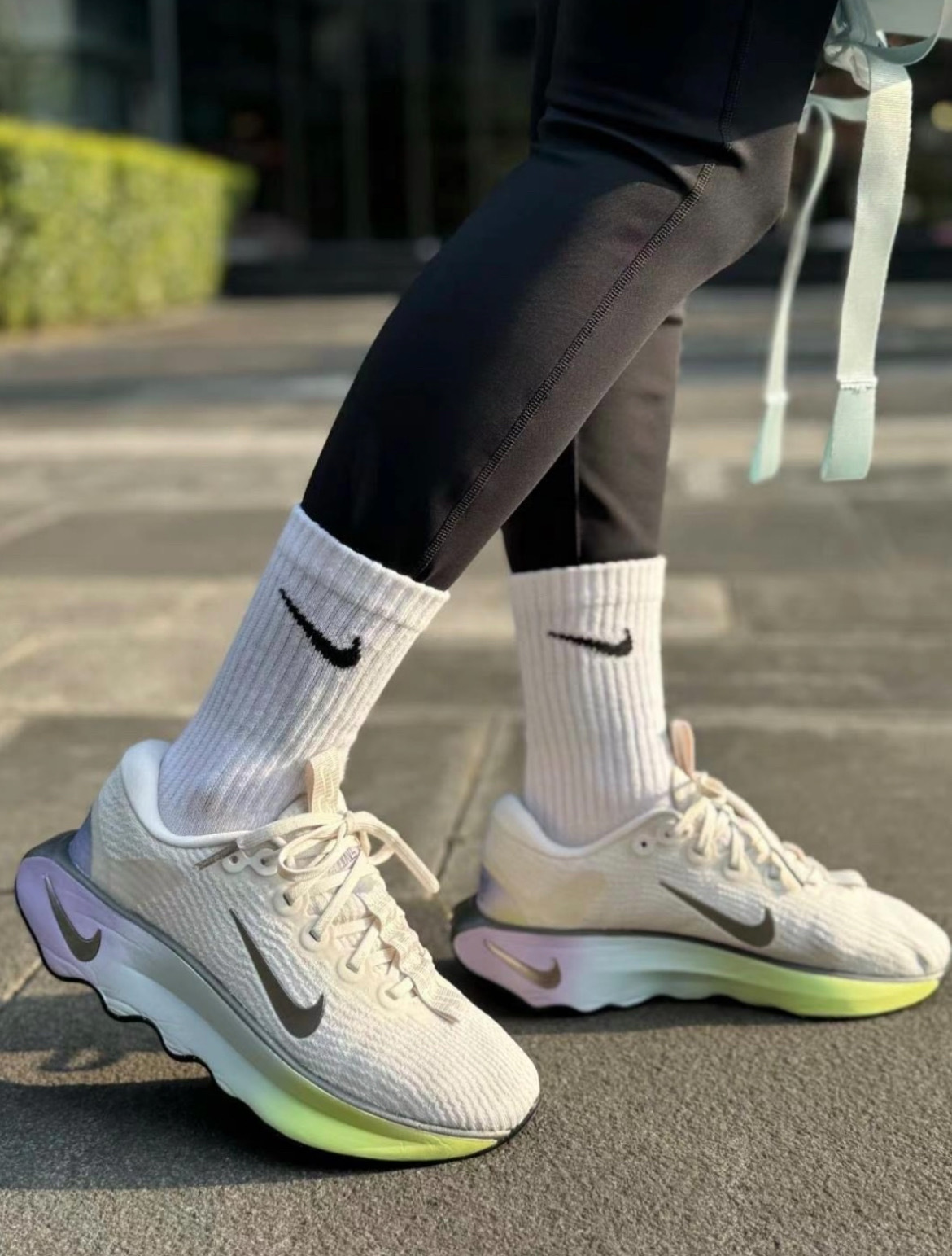 女鞋 NIKE W MOTIVA SE 漸層白 緩震 健走 慢跑 運動鞋【HJ6209-001】