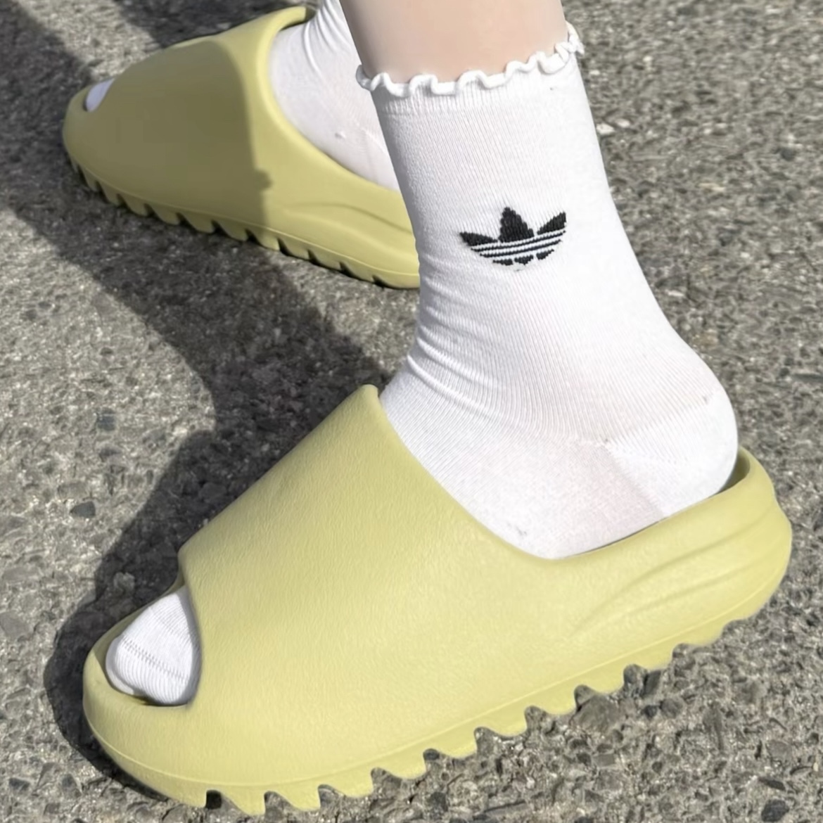 ADIDAS YEEZY SLIDE 豆沙綠 草綠 拖鞋 "RESIN"  FZ5904