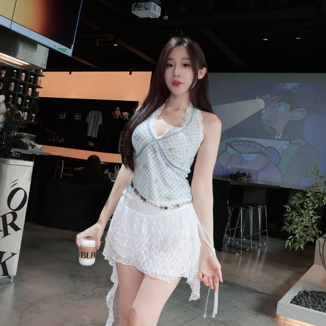 【清甜辣感】格紋蕾絲綁帶掛脖剪裁背心 V領 性感上衣(現貨)