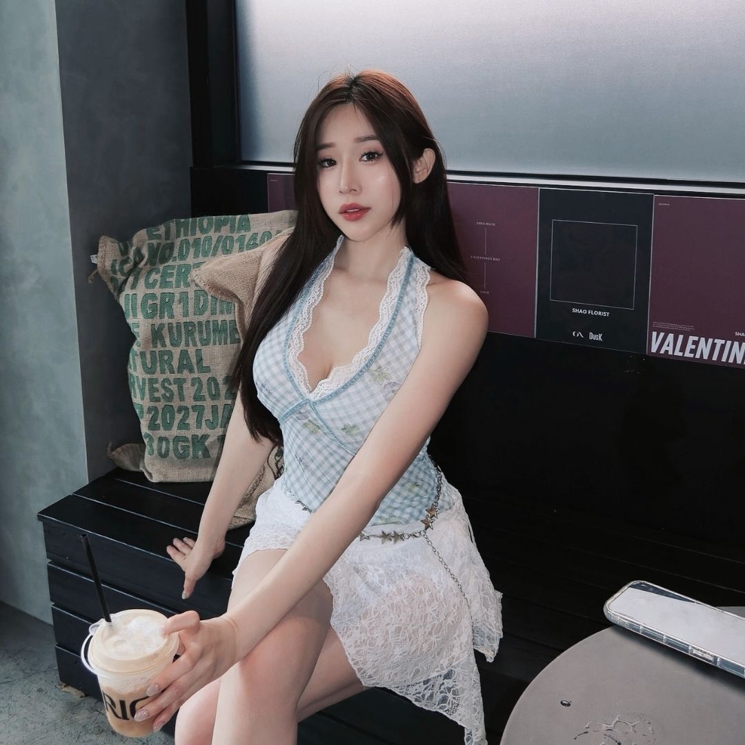 【清甜辣感】格紋蕾絲綁帶掛脖剪裁背心 V領 性感上衣(現貨)