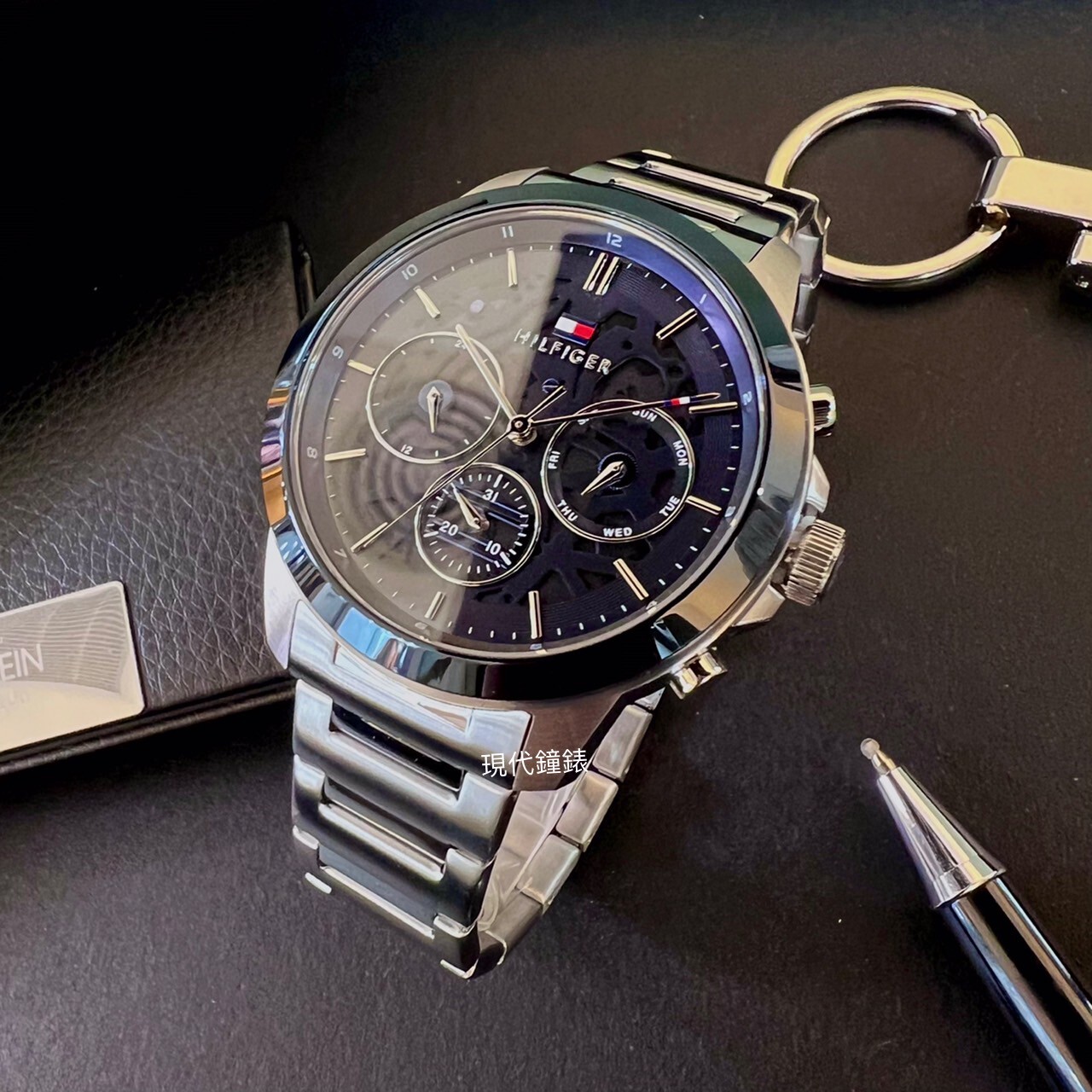 【Tommy Hilfiger】銀鋼透藍面鏤空不鏽鋼腕錶1710684 44mm 現代鐘錶