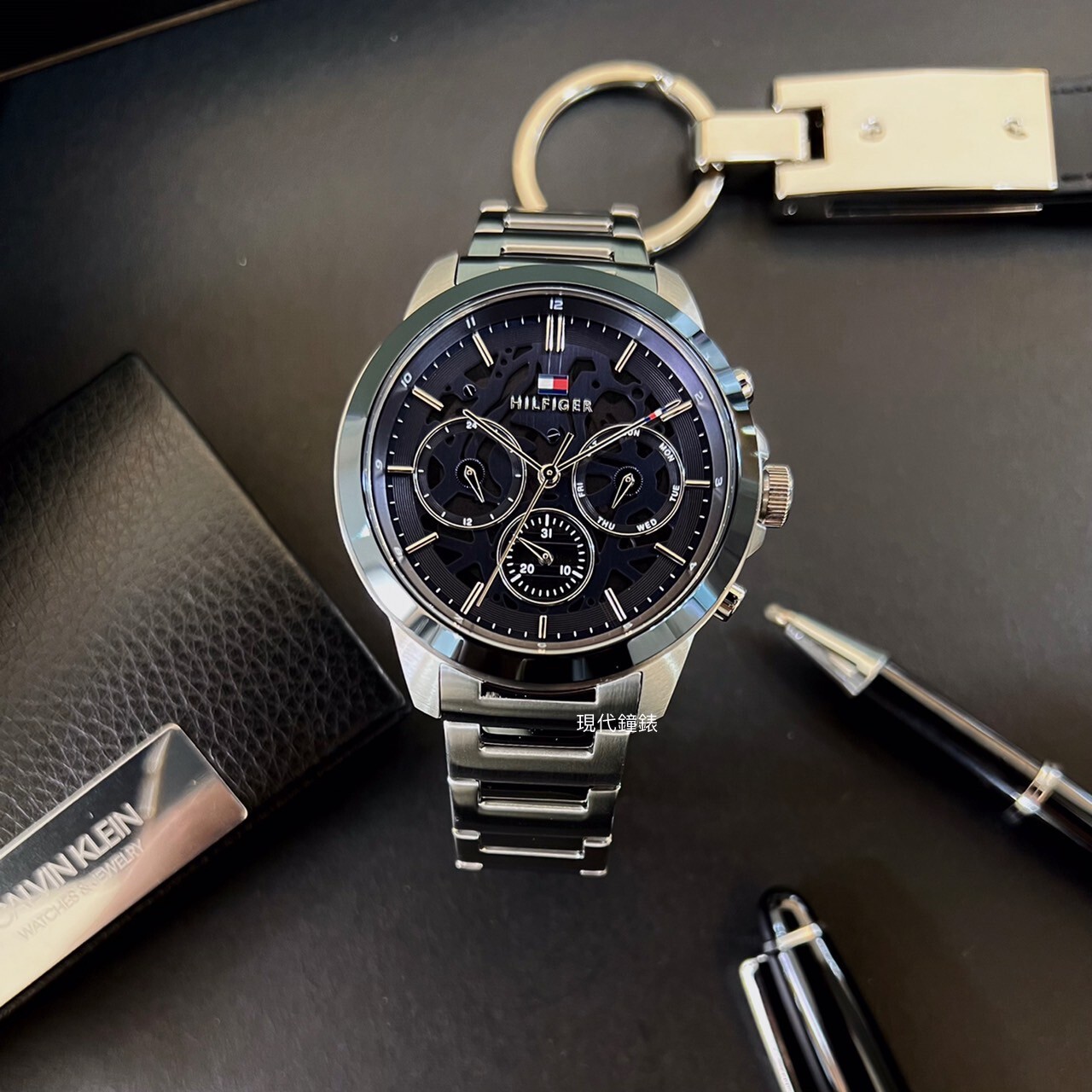 【Tommy Hilfiger】銀鋼透藍面鏤空不鏽鋼腕錶1710684 44mm 現代鐘錶