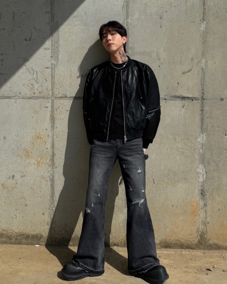 破洞黑色喇叭褲牛仔褲