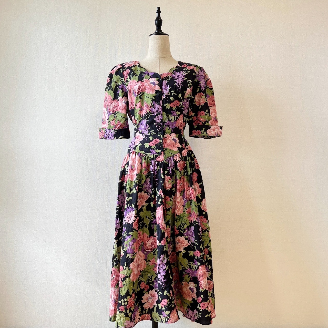 Miss Dorby黑色心形領綿質大花古著連身裙