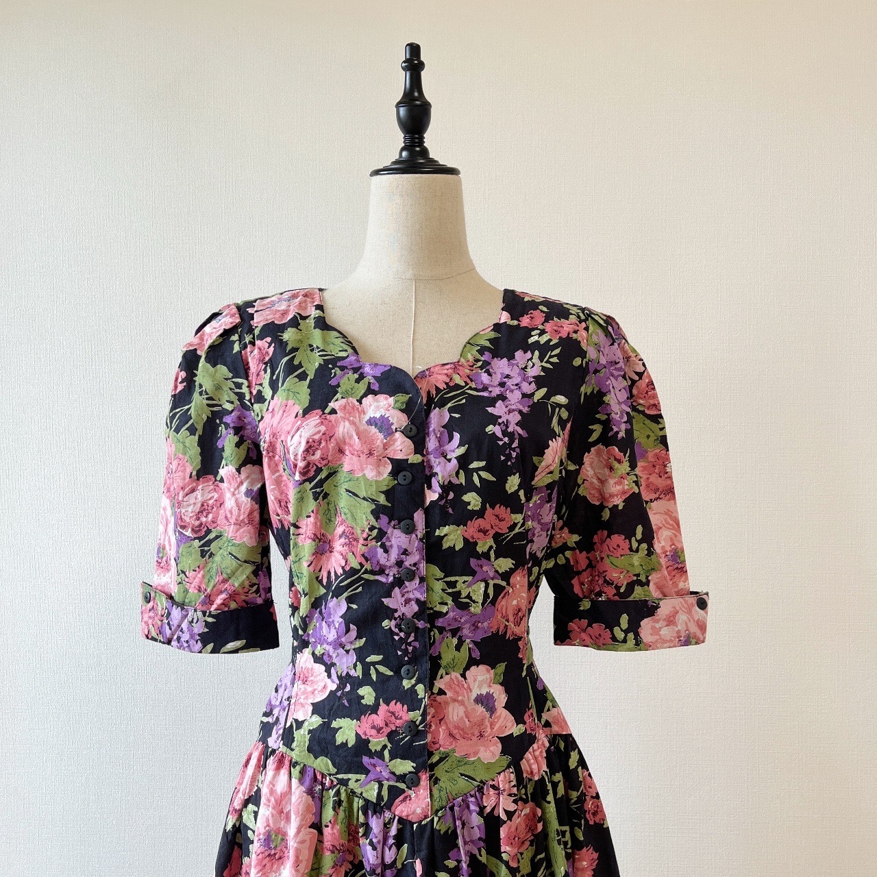 Miss Dorby黑色心形領綿質大花古著連身裙