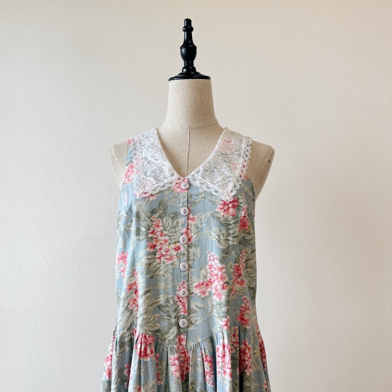 Joni Blair湖水藍色喱士領背心花裙