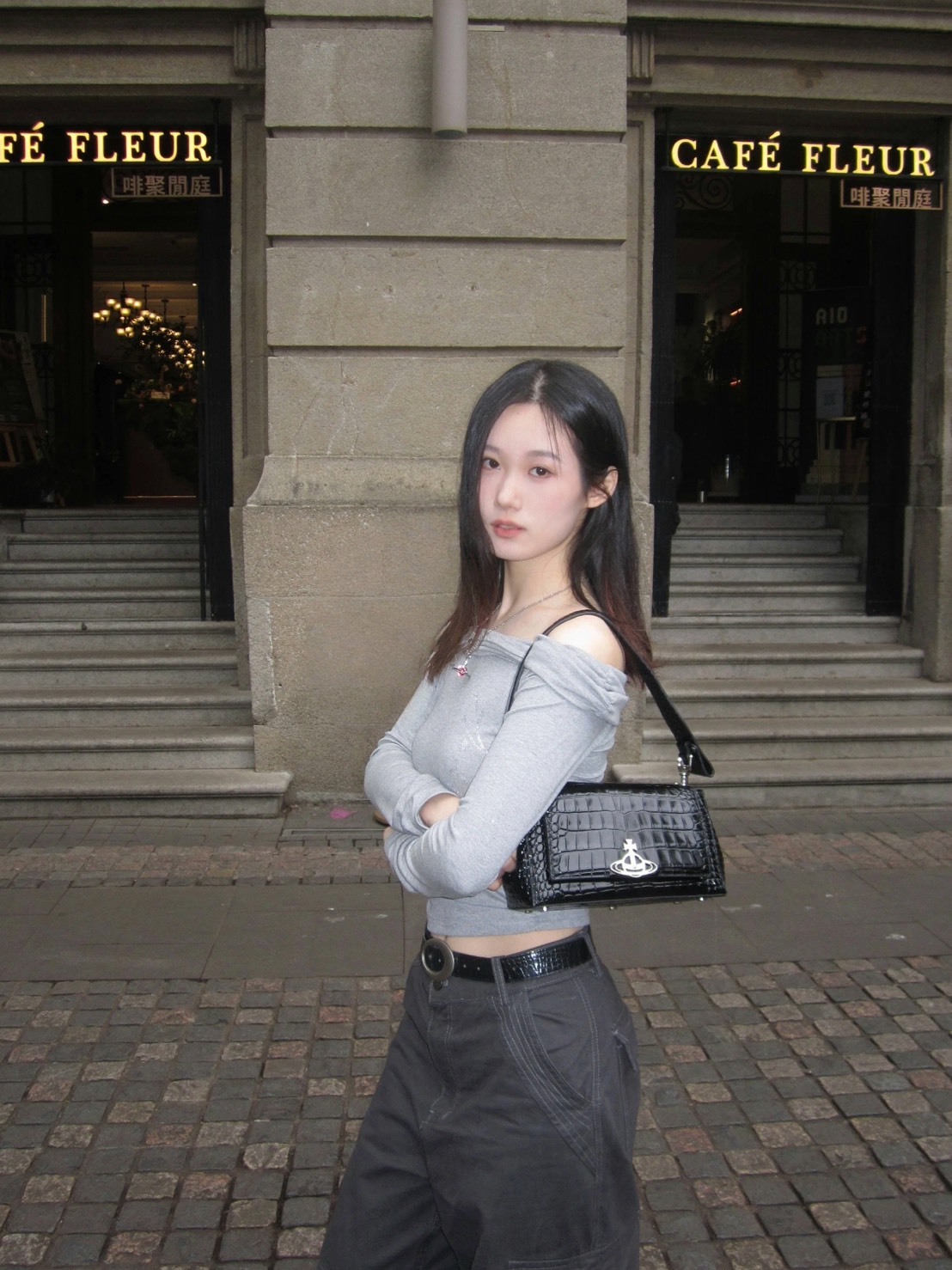 VIVIENNE WESTWOOD HAZEL 土星鰐魚壓紋小牛皮腋下包 小號 黑色