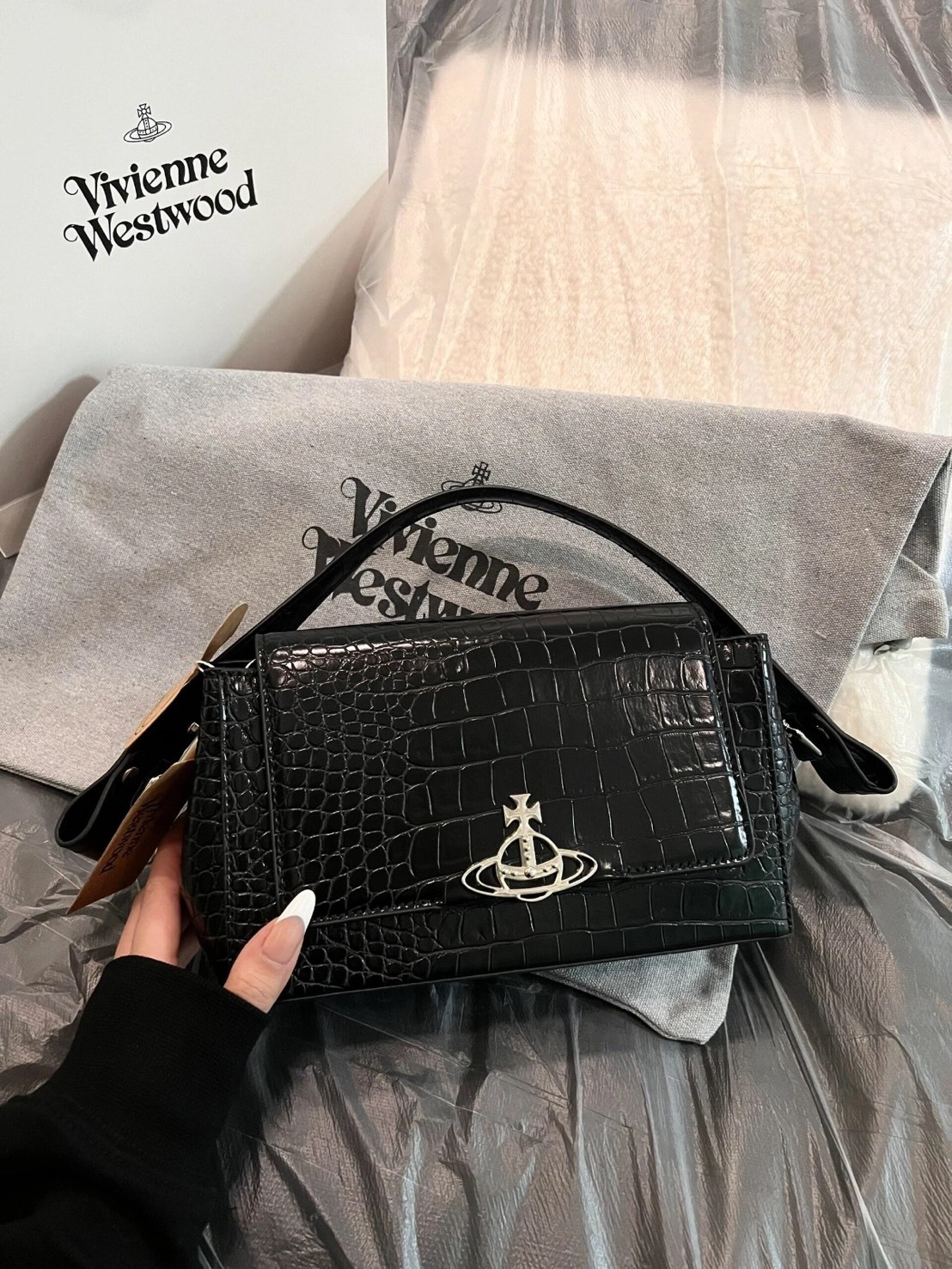 VIVIENNE WESTWOOD HAZEL 土星鰐魚壓紋小牛皮腋下包 小號 黑色