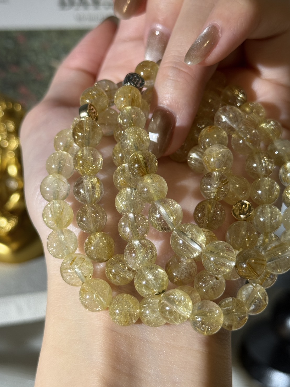 金髮晶內含的金色針狀物，被視為財氣流動的象徵，能帶動偏財與靈感直覺，幫助你抓住機會與財源。若你有投資、理財、創新創業等需求，金髮晶能強化你的行動力與洞察力。