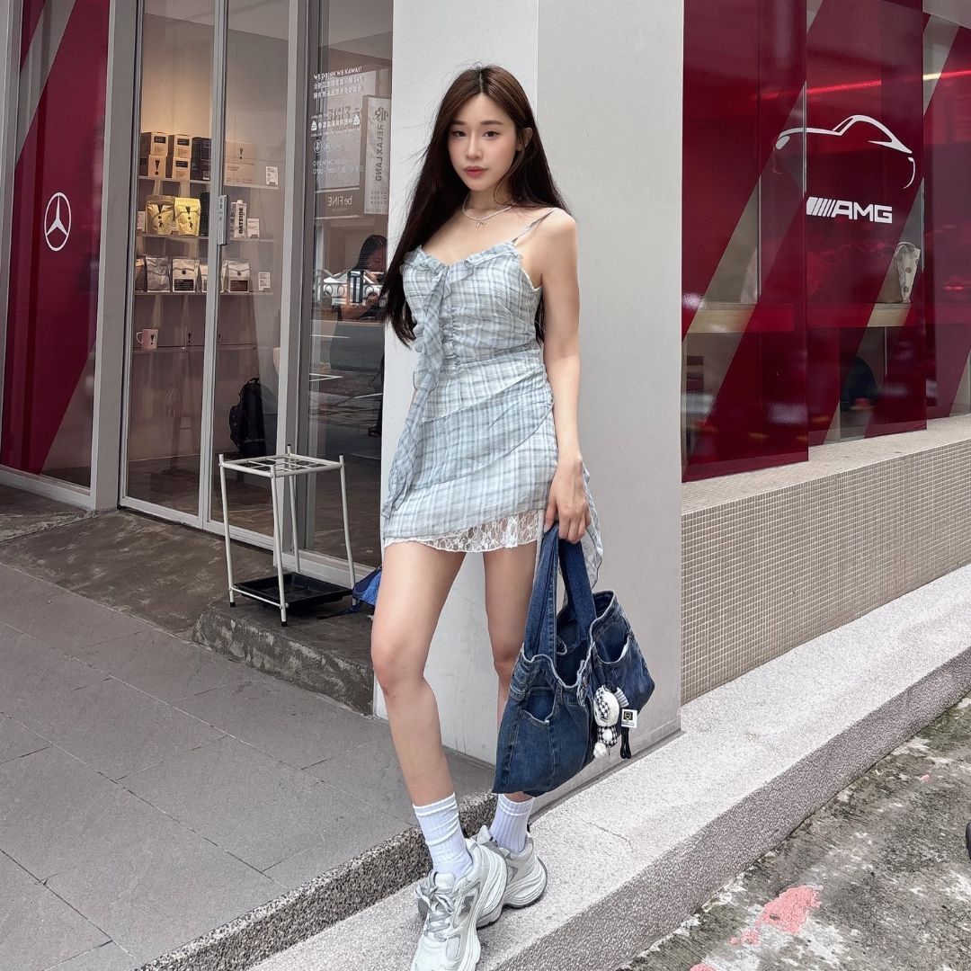 【格紋蕾絲】DOMISS荷葉邊不規則吊帶抽褶連身洋裝-2色 背心裙 (現貨)