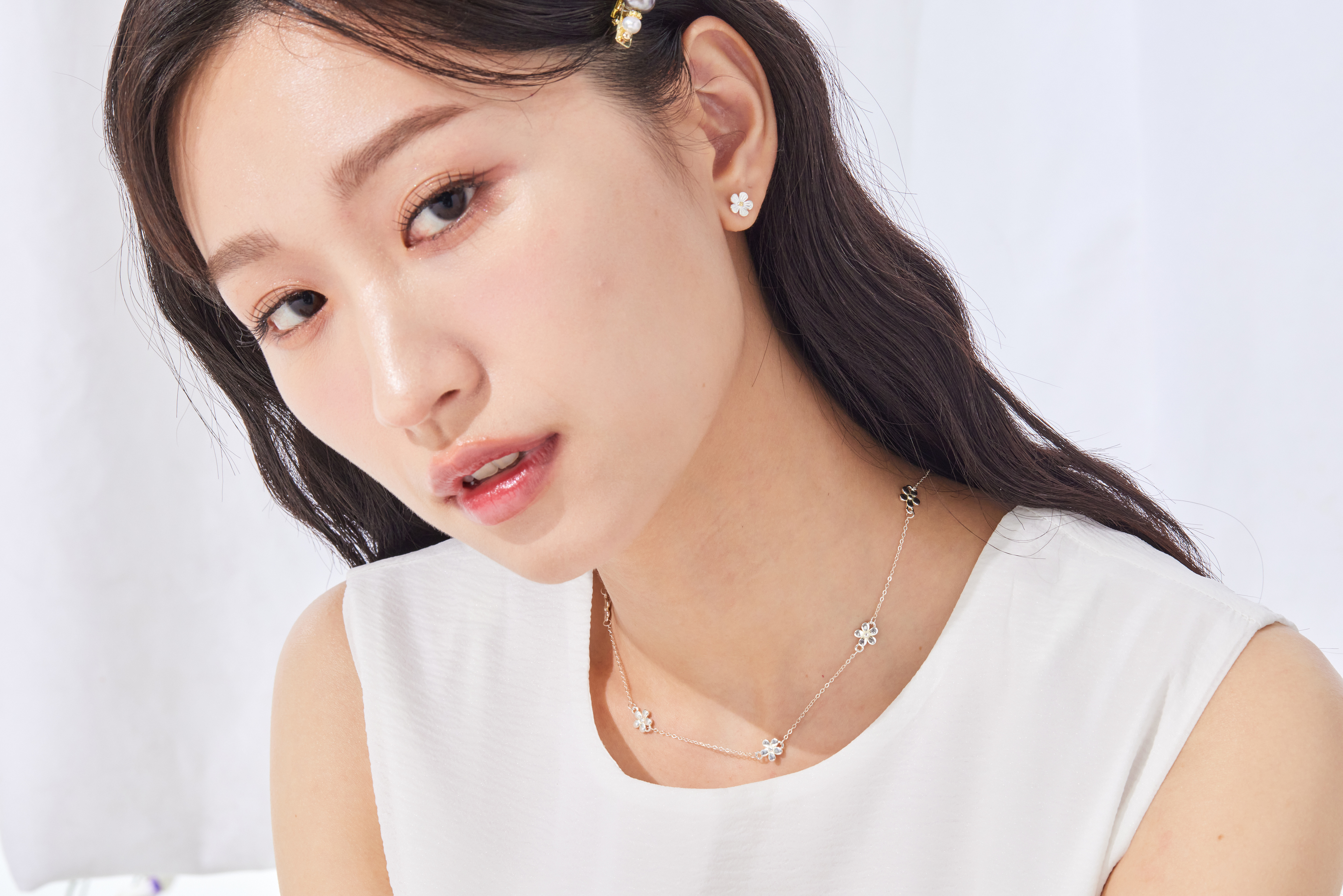 模特室內拍攝，小花項鍊在室內燈光下閃耀。