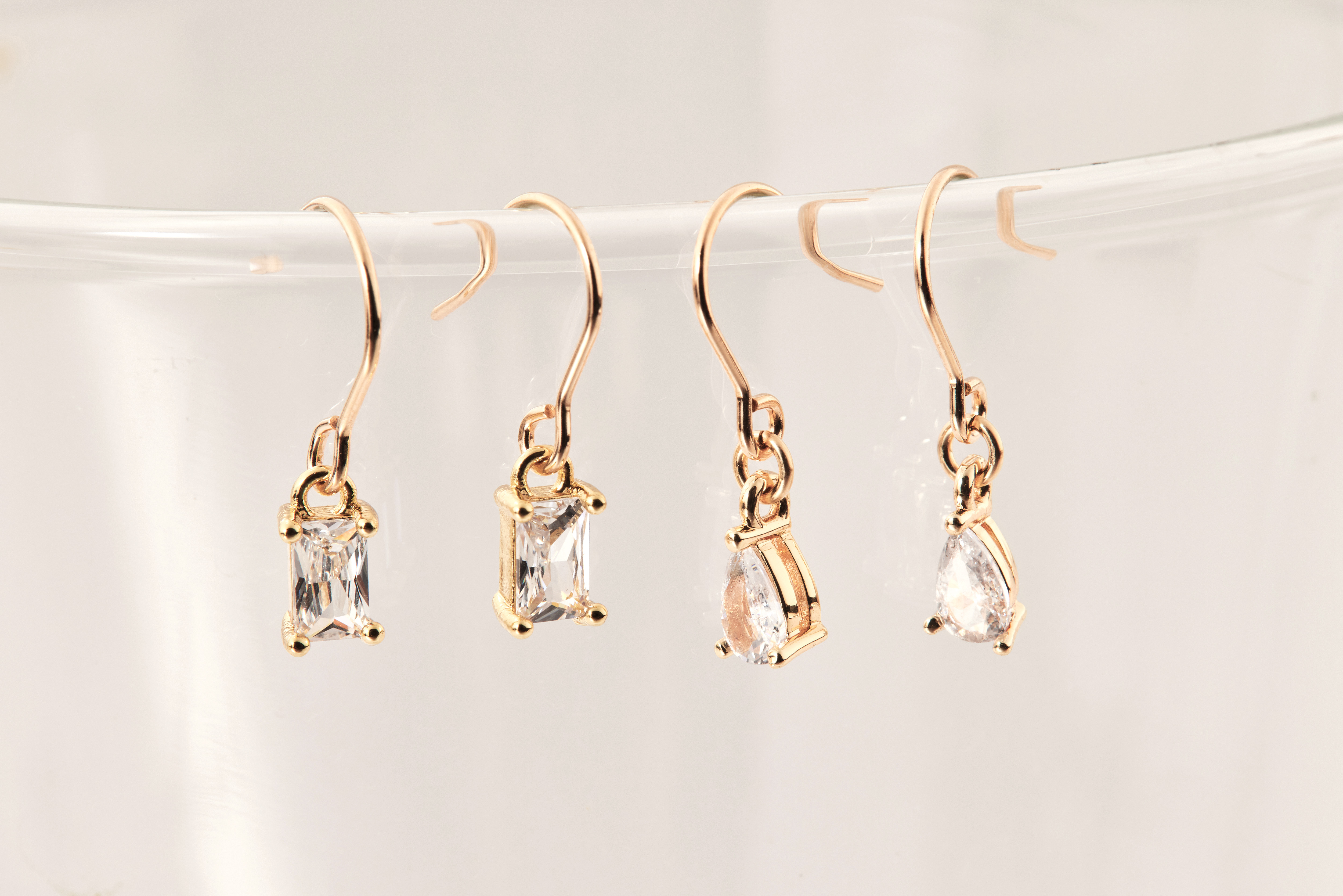 14kgf水滴鋯石耳環與另一款鋯石耳環並排展示，呈現日常疊戴靈感與風格變化。