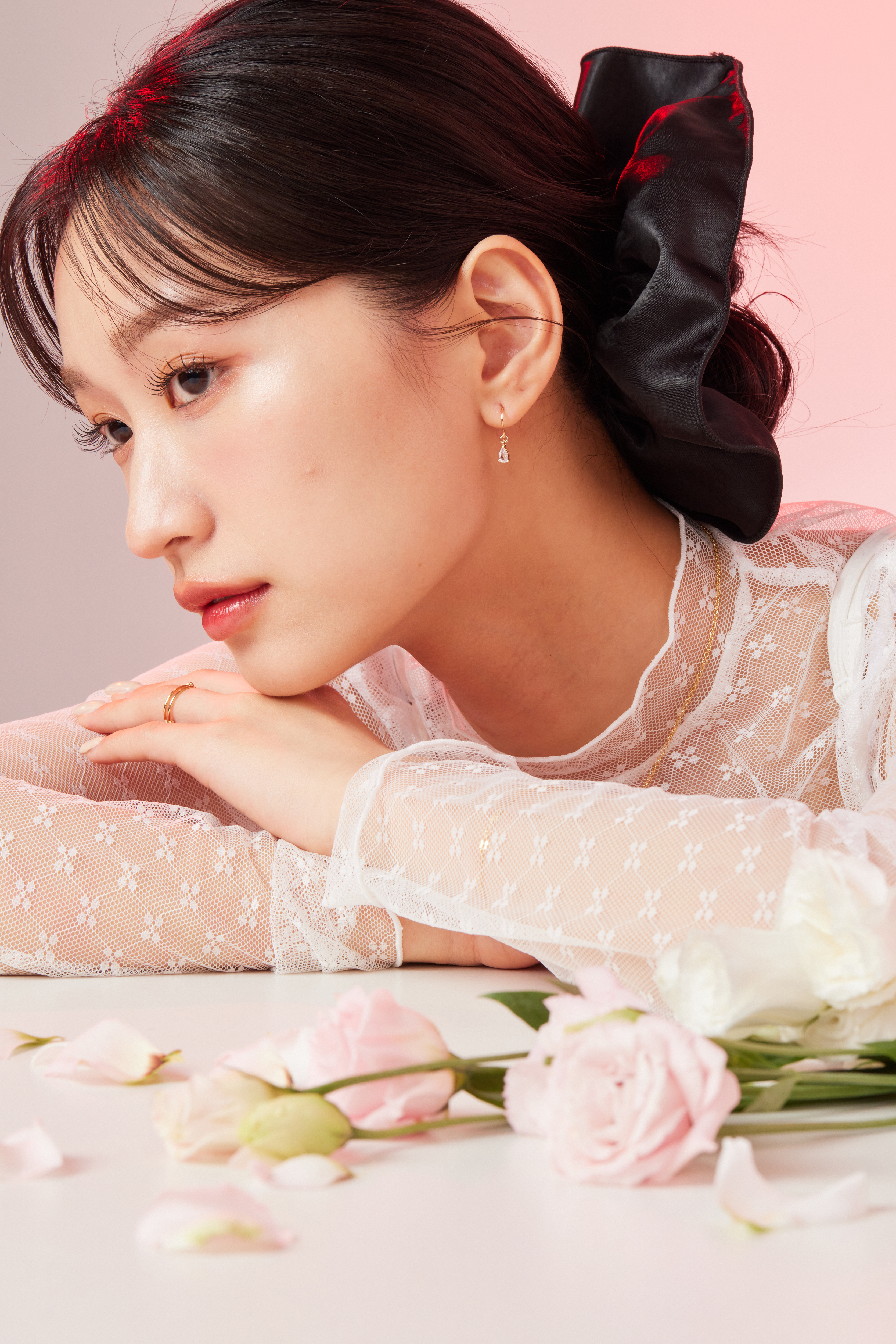 模特側臉，水滴耳環在自然光下閃閃發亮，展現清新日常穿搭風格。