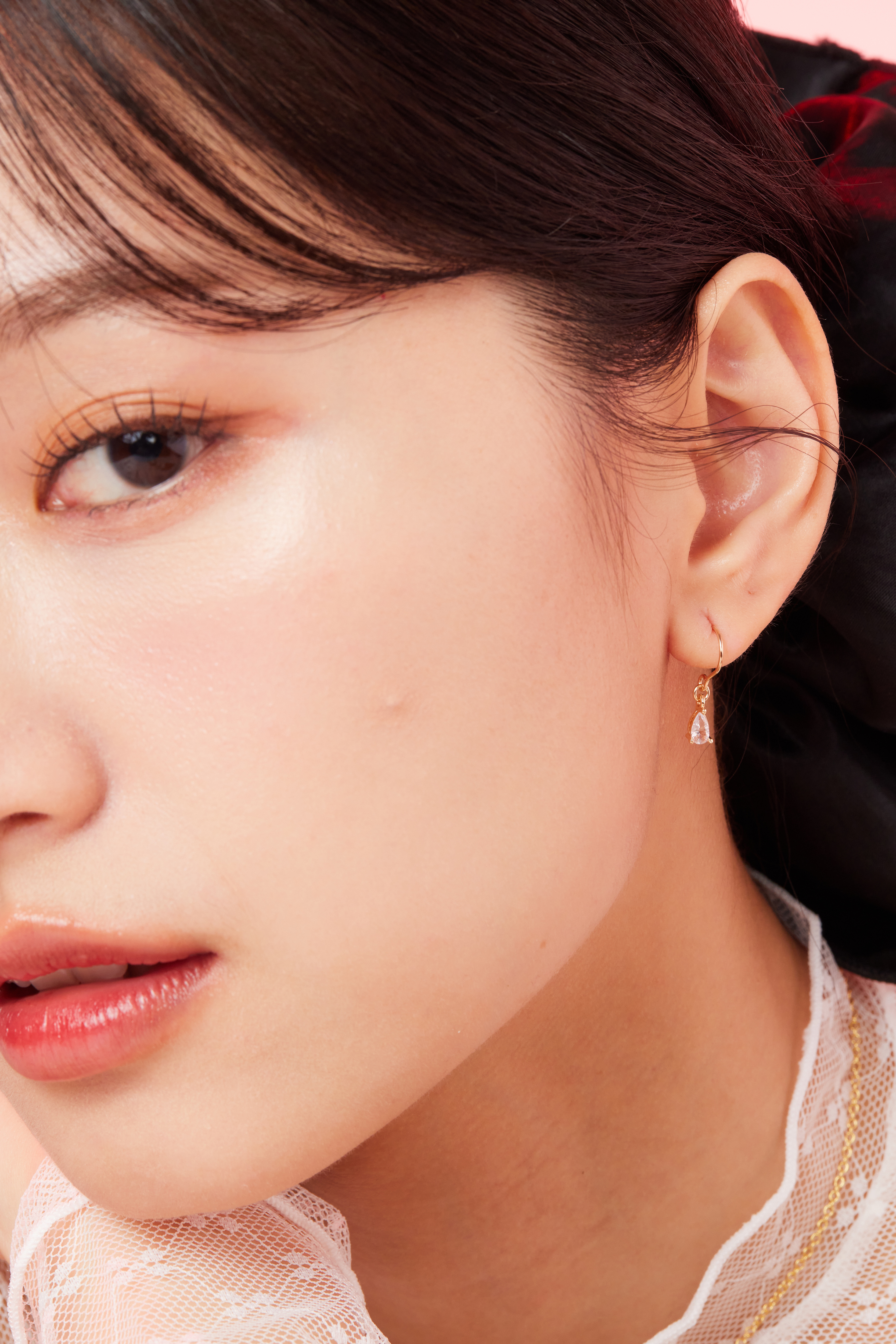 模特側臉近拍，耳環貼近耳垂線條，清澈鋯石與14kgf金屬對比柔美動人。