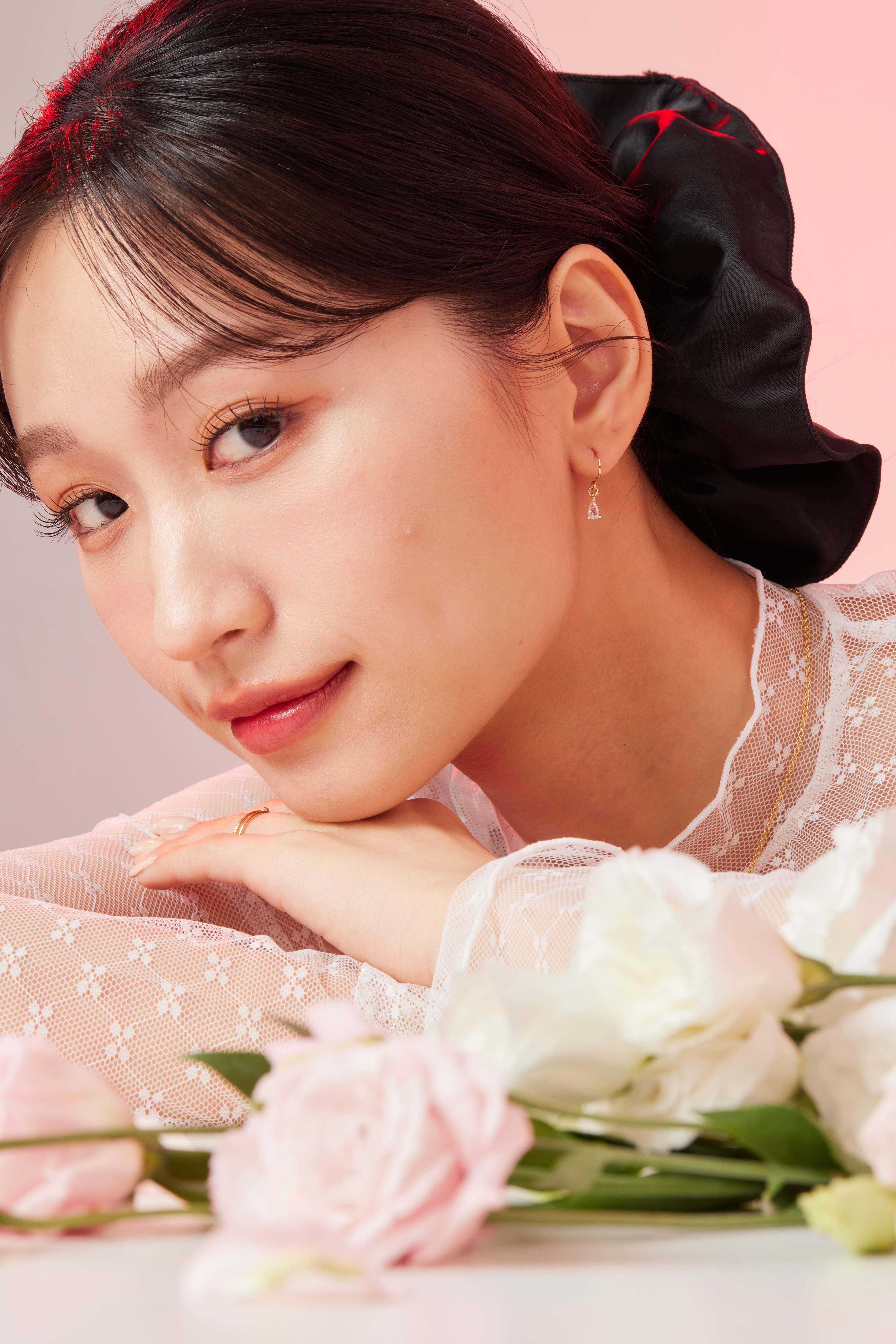 模特微笑看鏡頭，14kgf水滴鋯石耳環與妝容呼應，展現溫柔氣質。