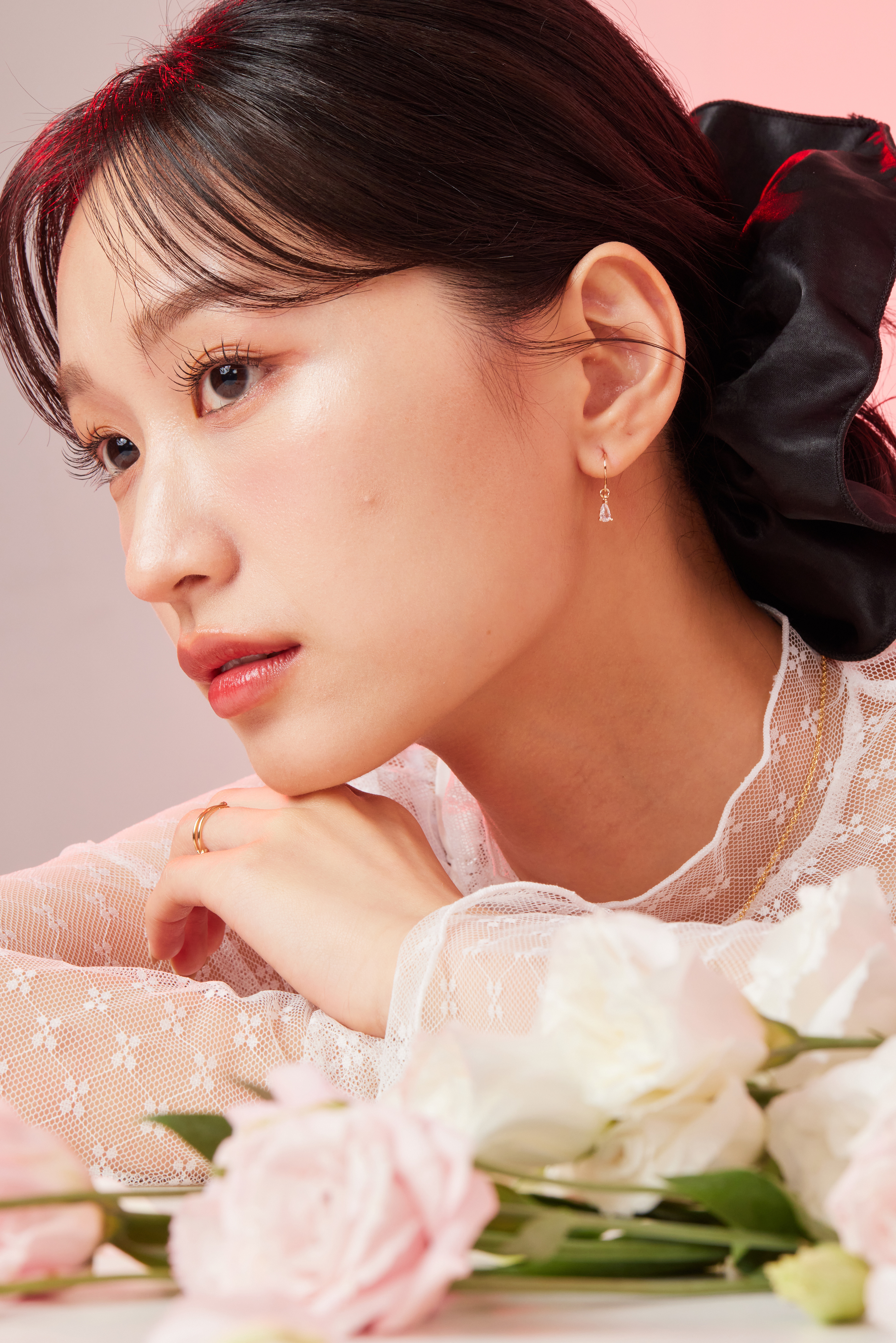 模特盤髮造型，耳環勾勒出精緻輪廓，增添立體感。