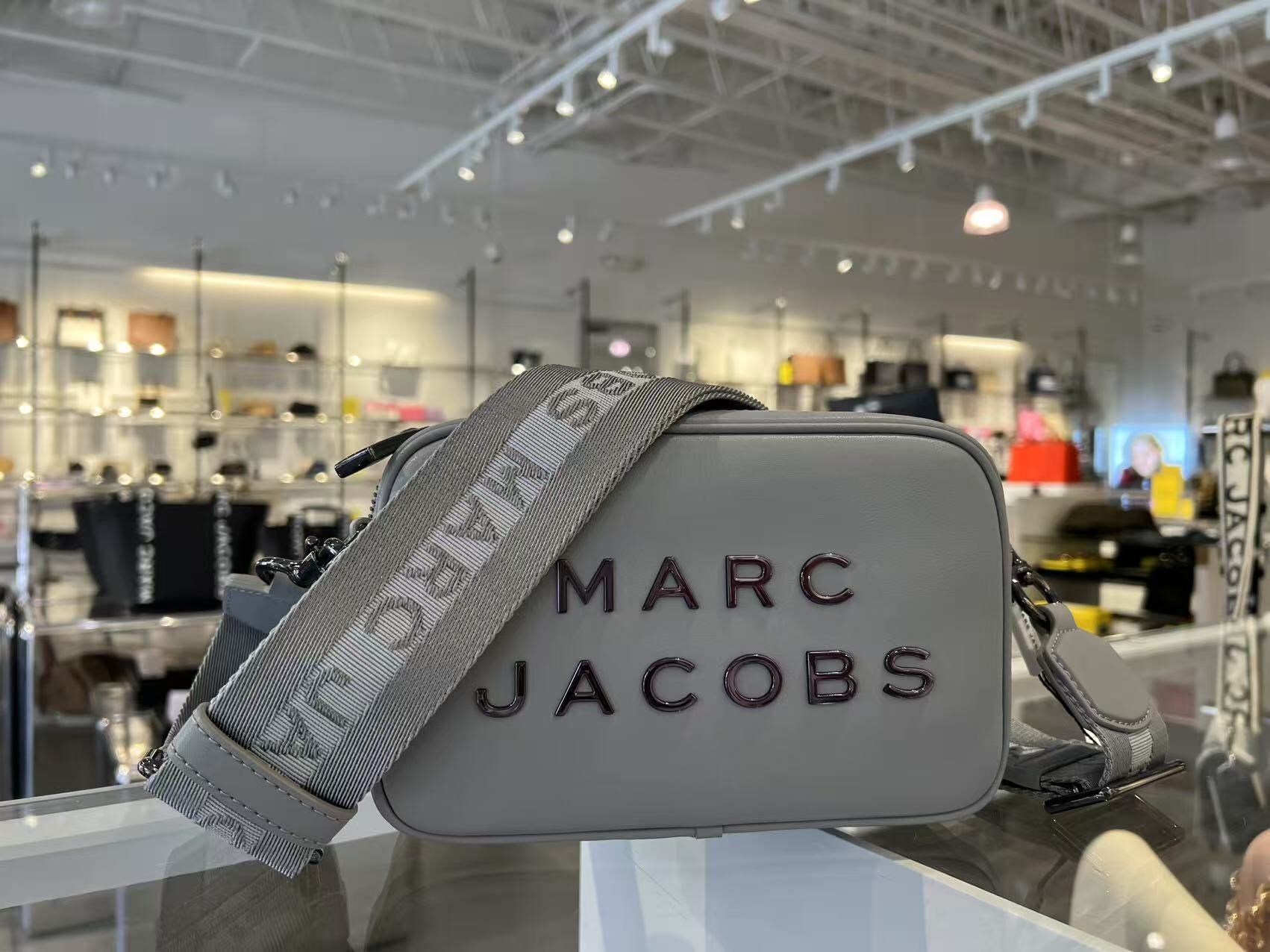 【預購】MARC JACOBS G061627 灰色LOGO相機袋
