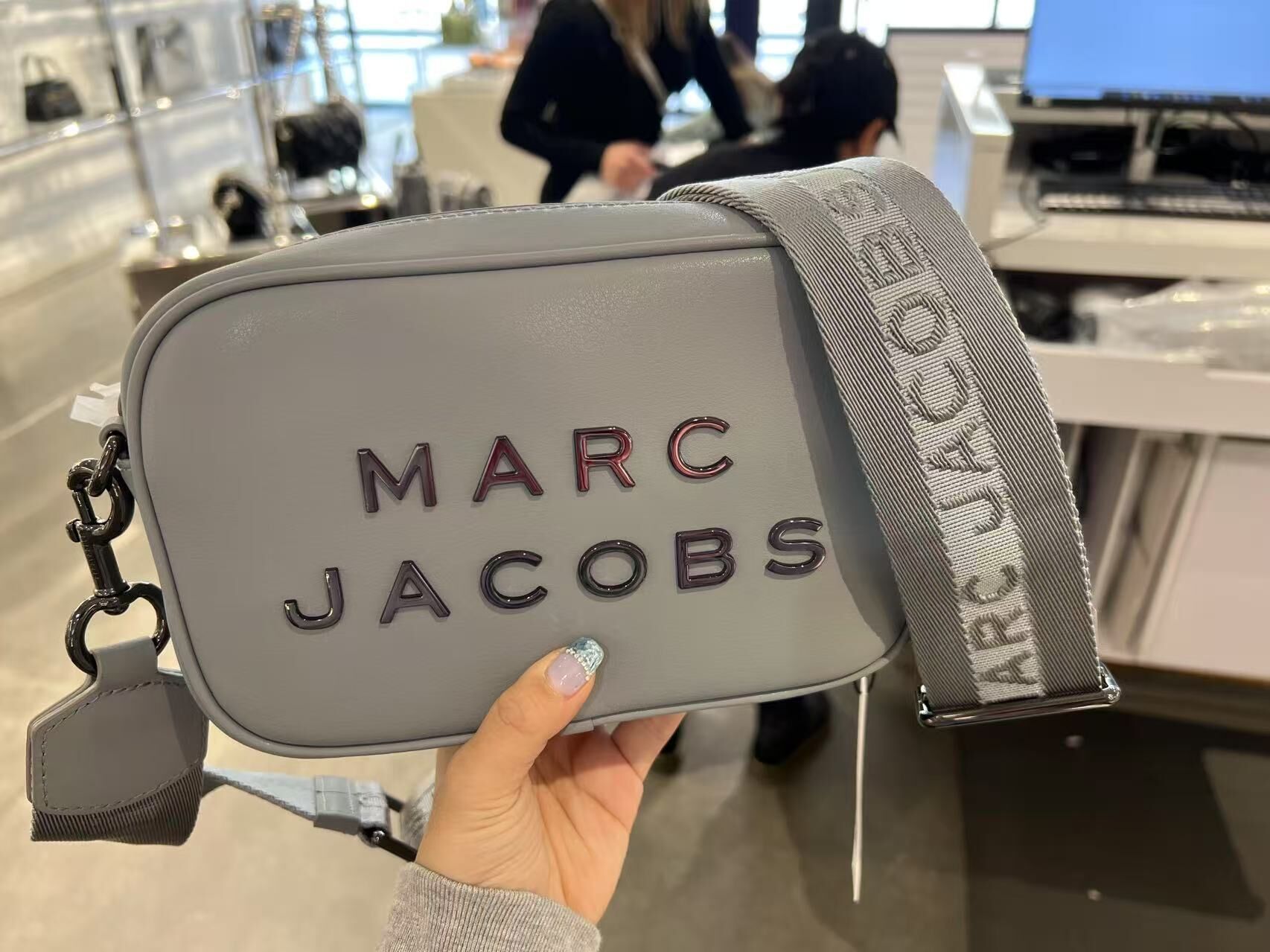 【預購】MARC JACOBS G061627 灰色LOGO相機袋