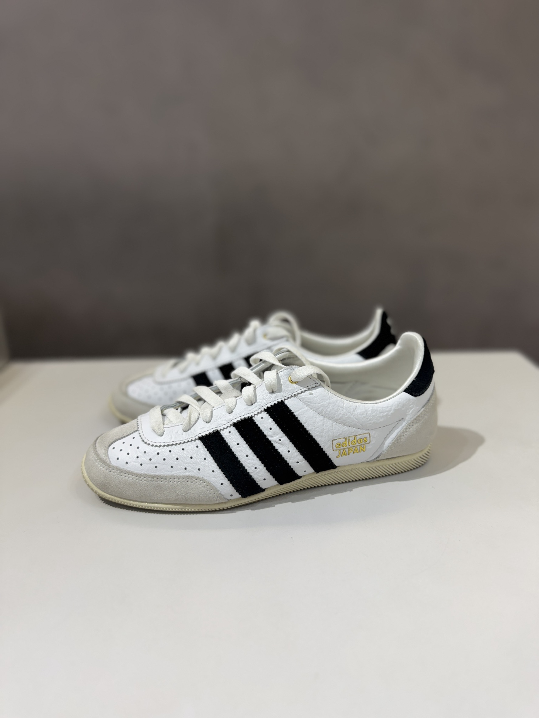 [二手US7/24CM] 女鞋 ADIDAS  JAPAN W 白黑 黑白 金標 日限 奶油底 荔枝皮皮革 復古 德訓鞋 休閒鞋【IH5489】