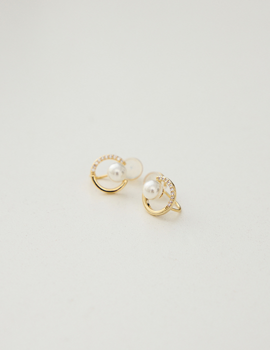 輕奢珍珠半圈鑽。夾式耳環