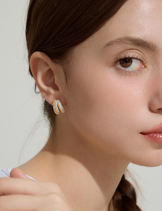 奢華閃鑽畫釉。銀針耳環