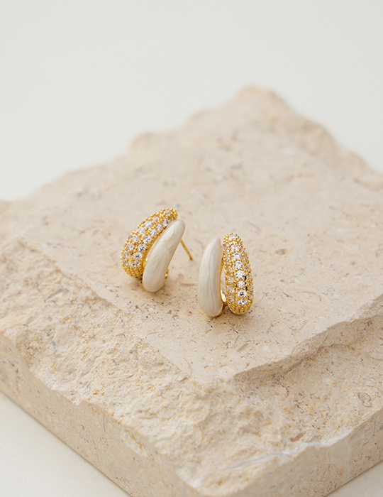 奢華閃鑽畫釉。銀針耳環