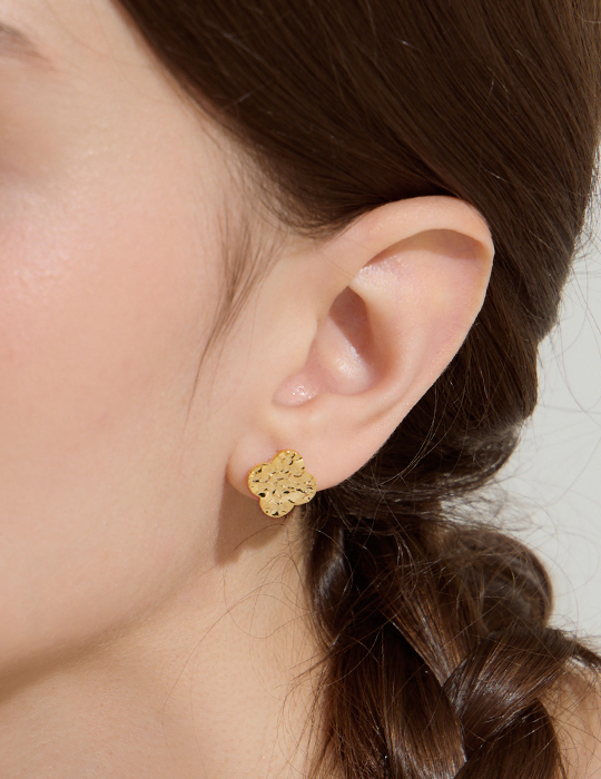 光澤紋理四葉草。銀針耳環(金)