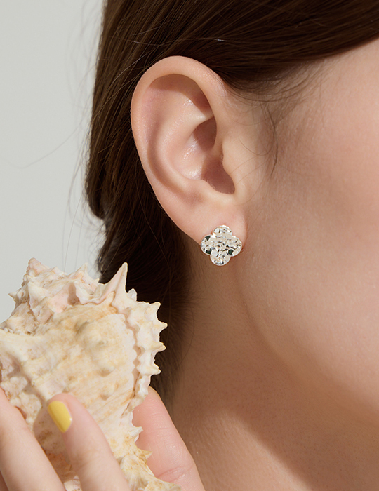 光澤紋理四葉草。銀針耳環(銀)