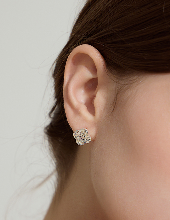 光澤紋理四葉草。夾式耳環(銀)