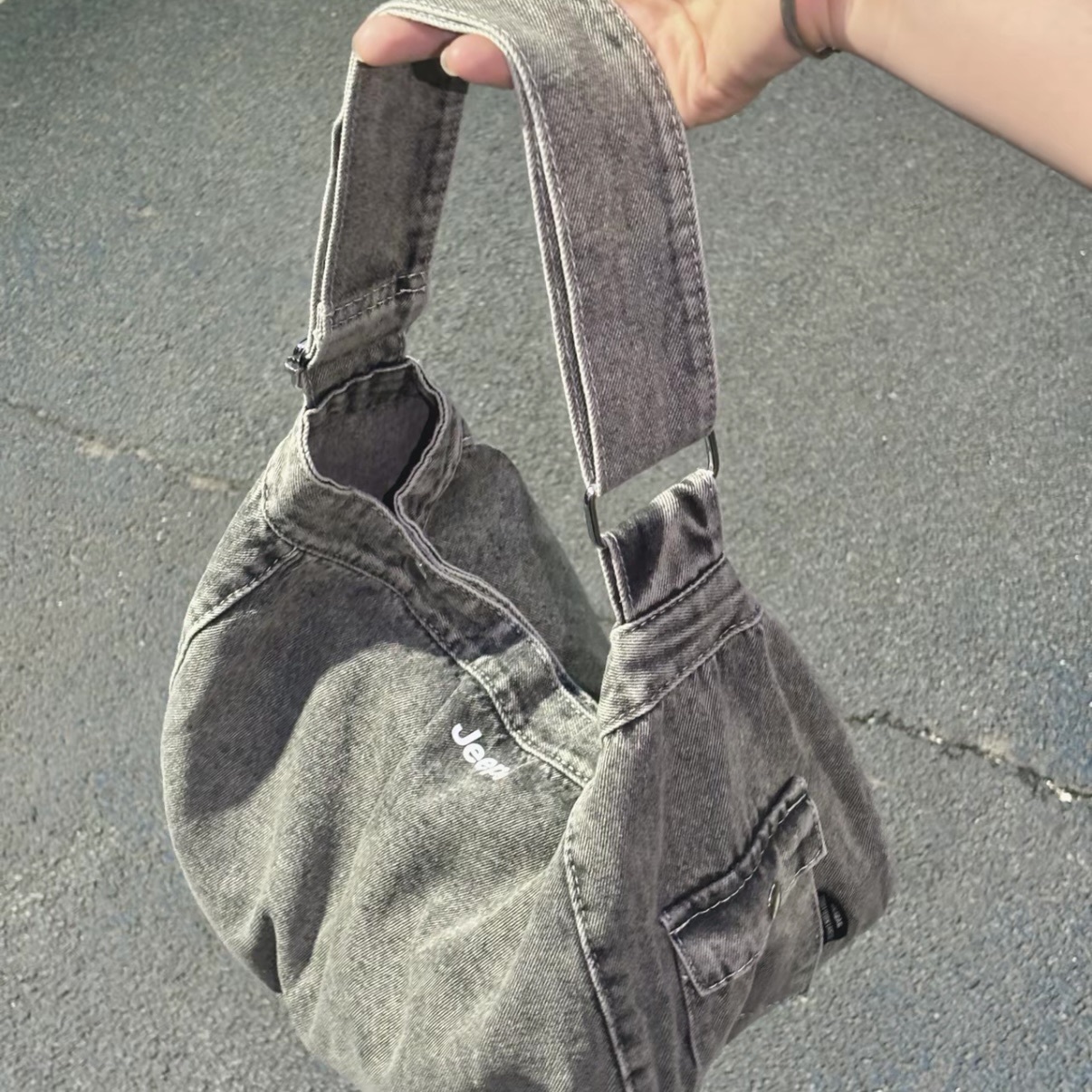 《超大容量 × 牛仔風格》低調卻超吸睛！JEEP 這款真的有帥到💙